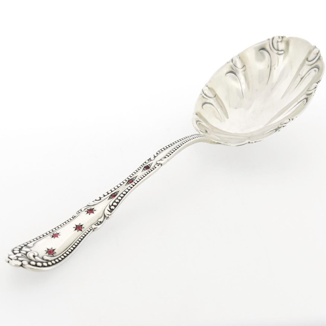 20ième siècle Antique Signed Red Gem-Set American Sterling Silver Serving Spoon (cuillère de service en argent)  en vente