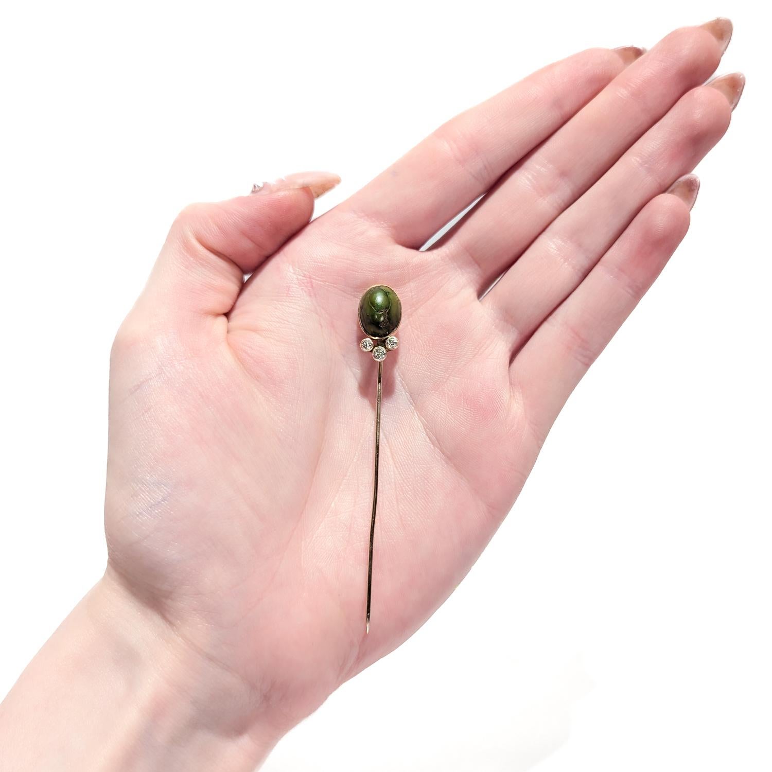 Alfiler de oro de 14 quilates, diamantes y cabujón de turquesa verde firmado por Rees & Son en venta 4