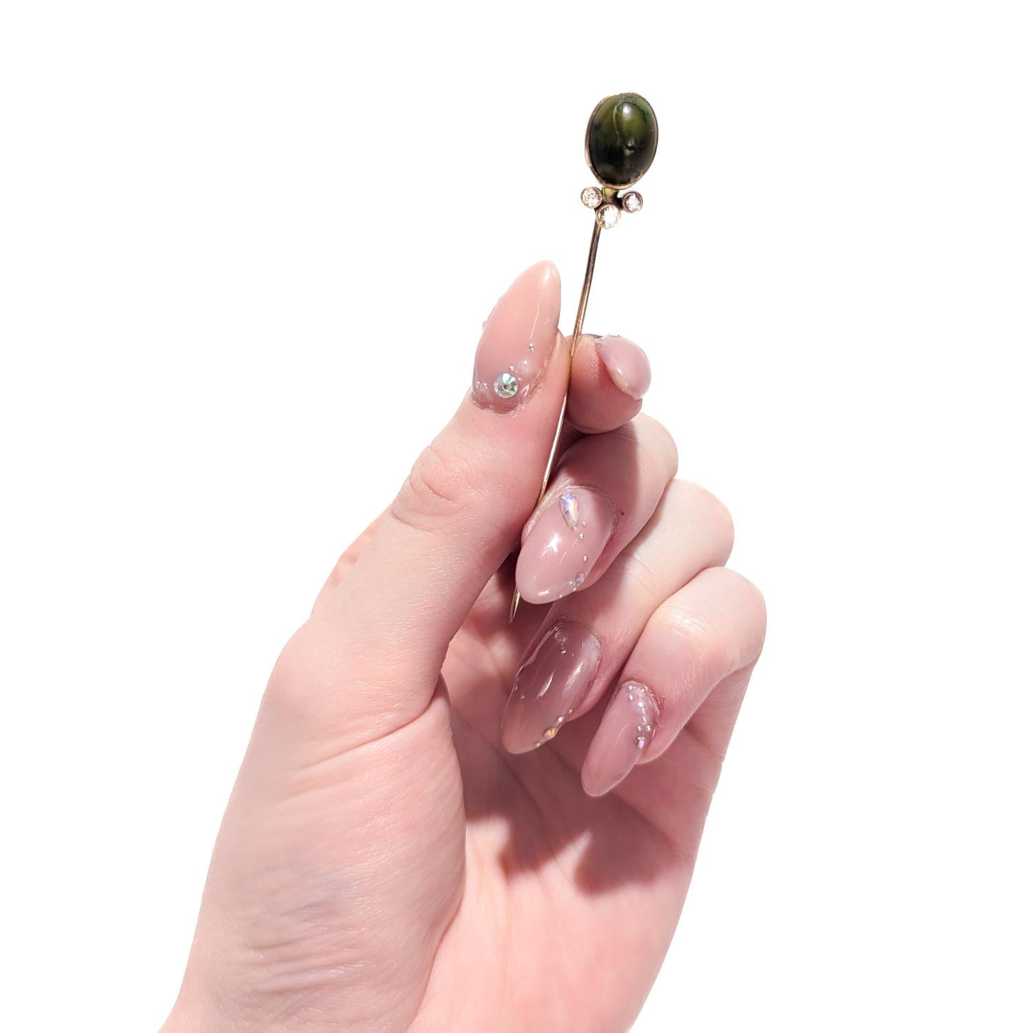 Un fino alfiler de gancho americano antiguo firmado.

En oro amarillo de 14 quilates.

Por Rees & Son de NYC.

Con un trío de diamantes engastados en bisel bajo un gran cabujón de turquesa verde.

El cabezal es desmontable y está pensado para