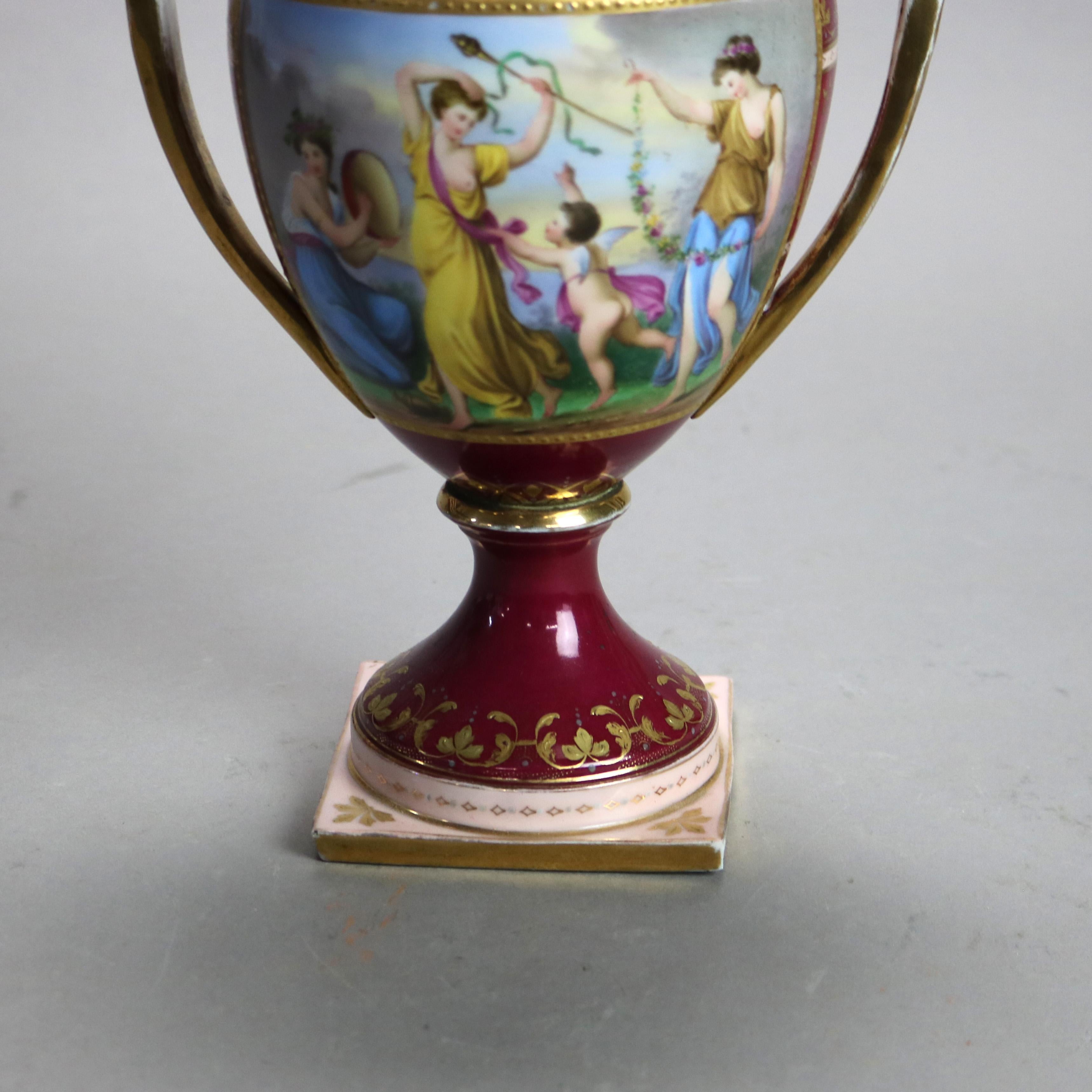 Antigua urna de porcelana con tapa pintada a mano y dorada firmada por Royal Vienna con escena de género c1890 

Medidas - 11 3/4
