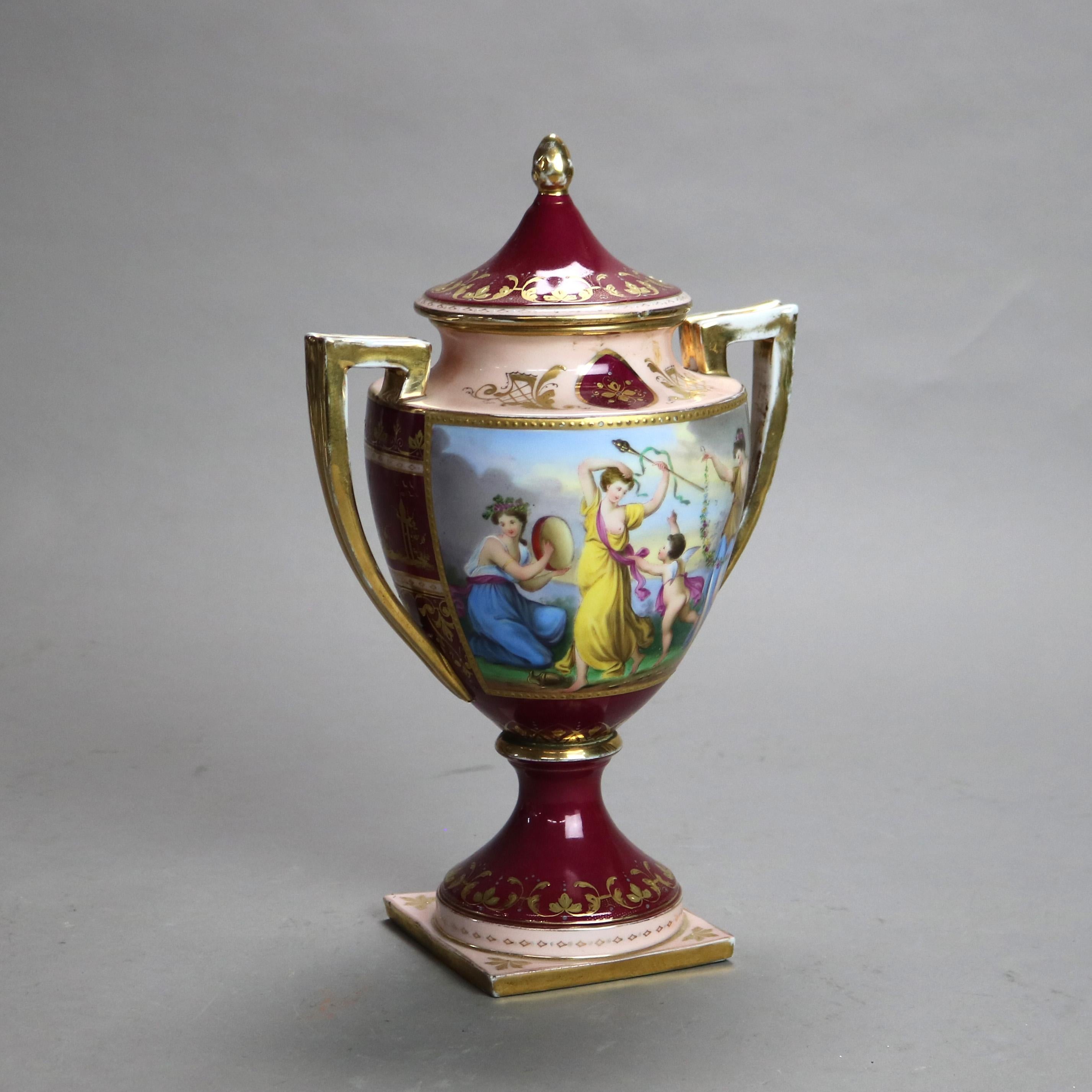 Antigua urna con tapa de porcelana pintada a mano y dorada firmada por Royal Vienna c1890 en Bueno Estado en Big Flats, NY
