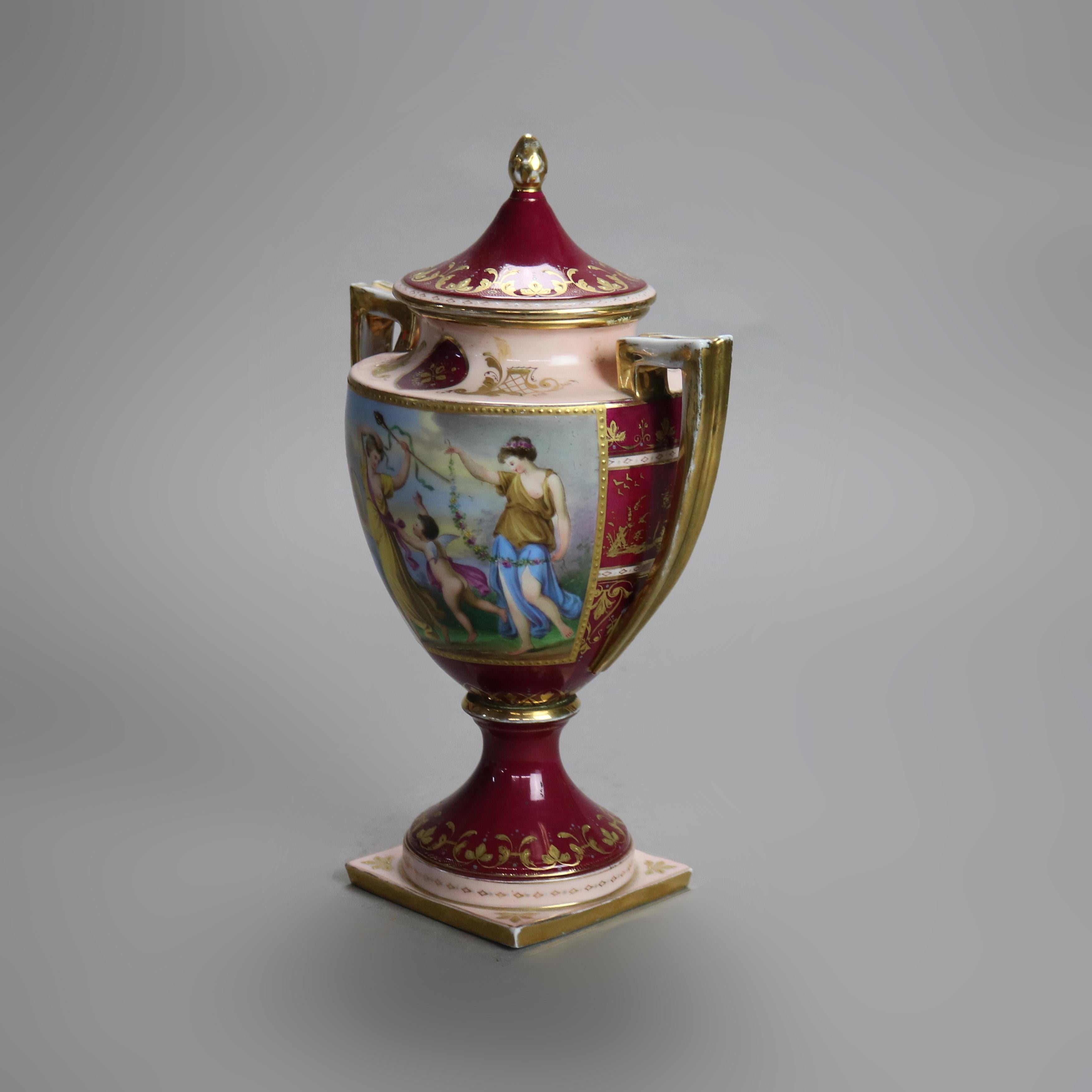 Antigua urna con tapa de porcelana pintada a mano y dorada firmada por Royal Vienna c1890 2