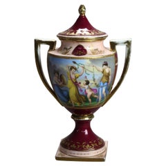 Antigua urna con tapa de porcelana pintada a mano y dorada firmada por Royal Vienna c1890
