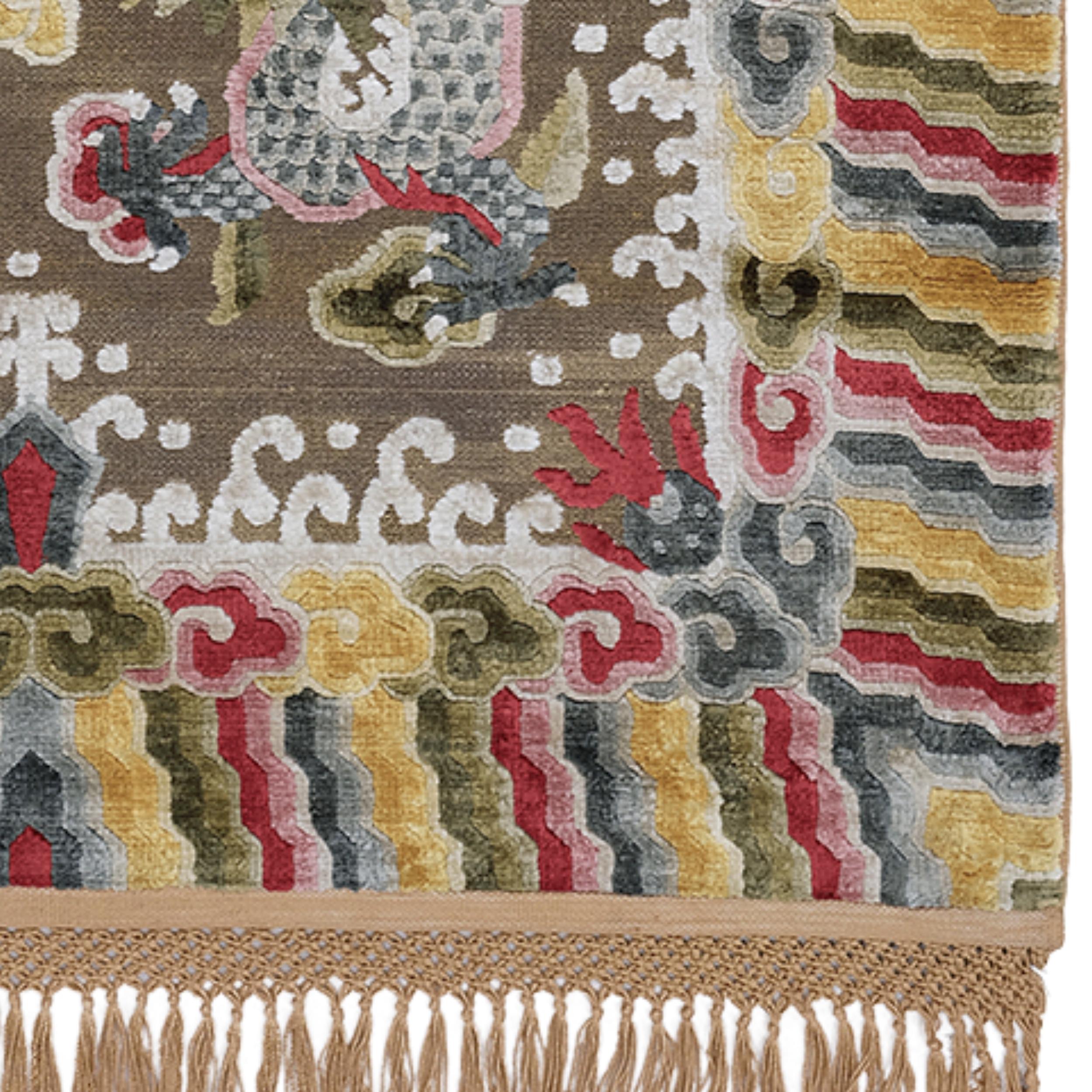 Antiker signierter Ningxia-Teppich aus Seide und Metall im Zustand „Gut“ im Angebot in Sultanahmet, 34