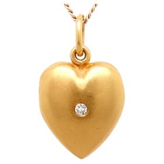 Colgante o dije antiguo con forma de corazón figurativo de Sloan, de oro de 14 quilates y diamantes, firmado