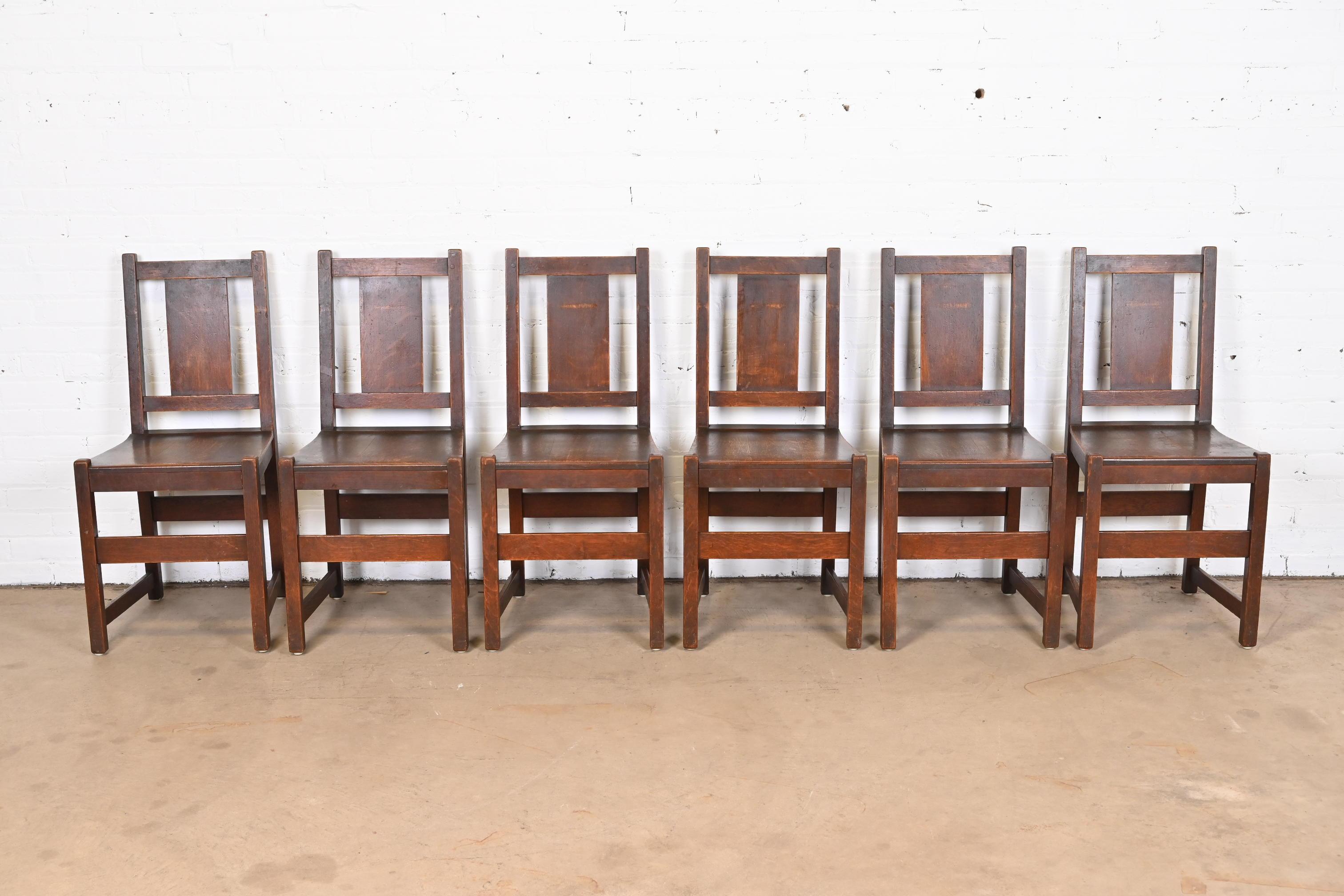 A gorgeous set of six Mission oak Arts & Crafts dining chairs

By L. & J.G. Stickley

USA, Circa 1900

Measures: 16.5