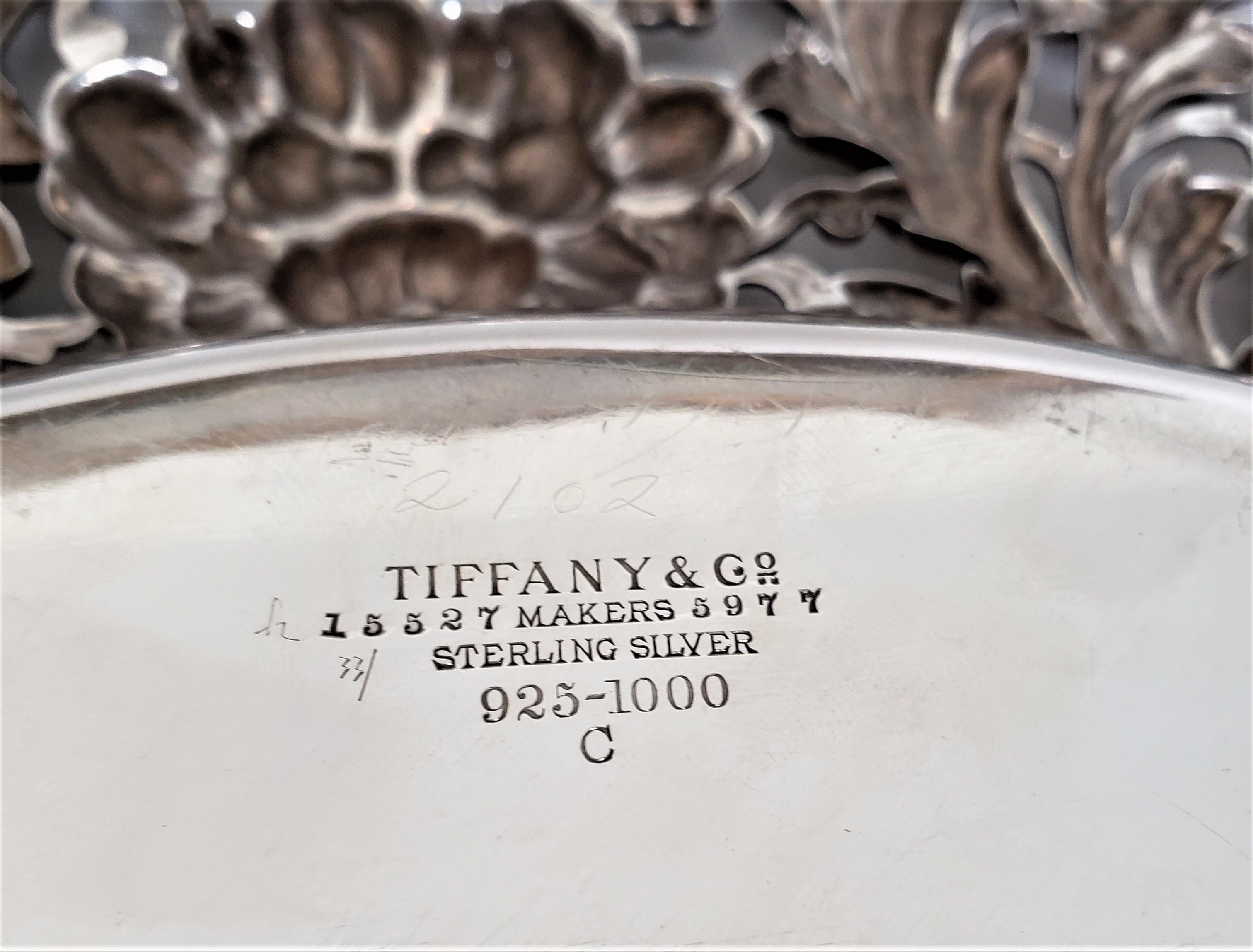 Firma antigua Tiffany & Co. Plato Servidor de Plata de Ley con Decoración Floral en Bueno estado para la venta en Hamilton, Ontario