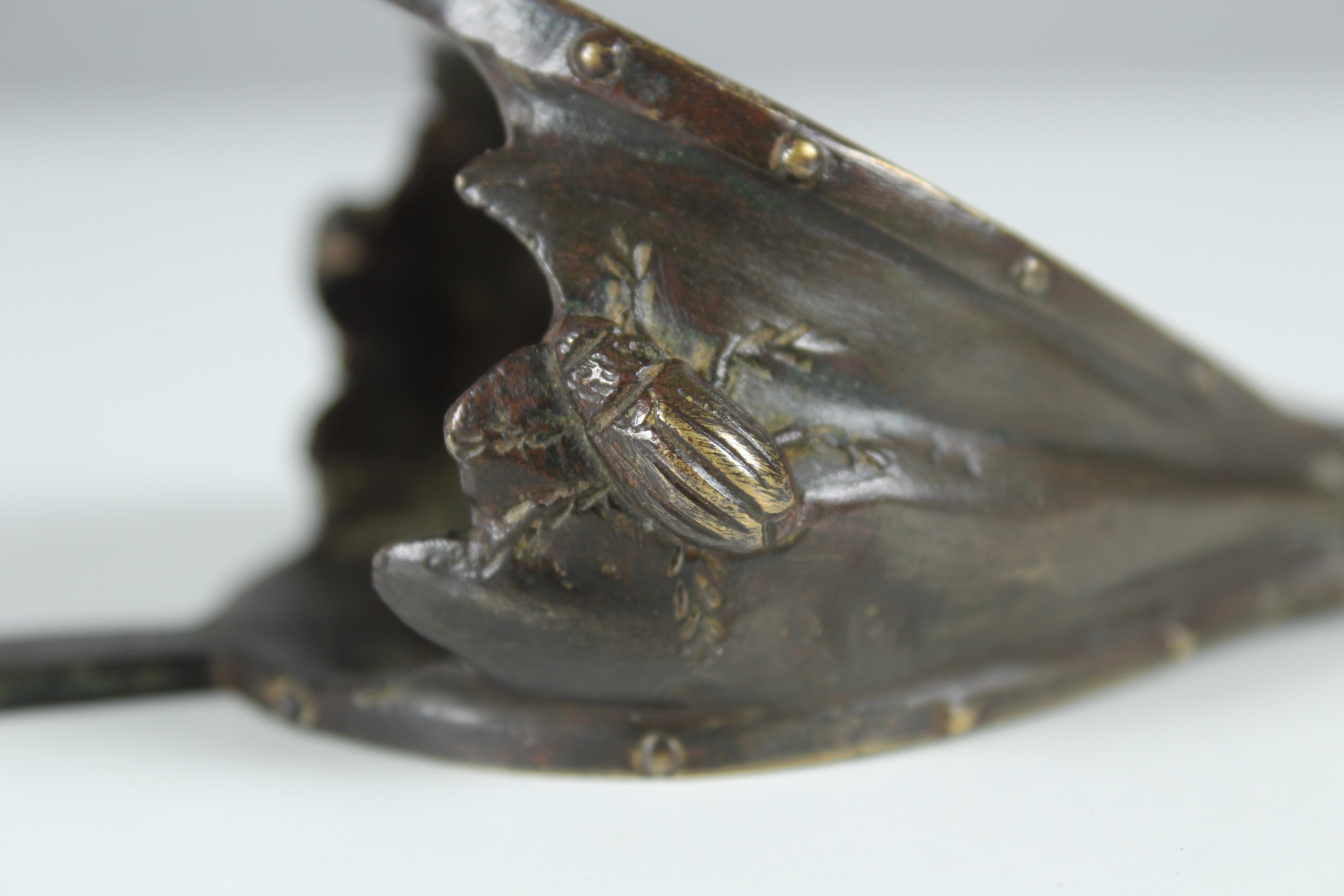Antiker signierter Utensil-Halter, Kissen mit Maus, „Mabotte“, Frankreich, 1880er Jahre (Bronze) im Angebot