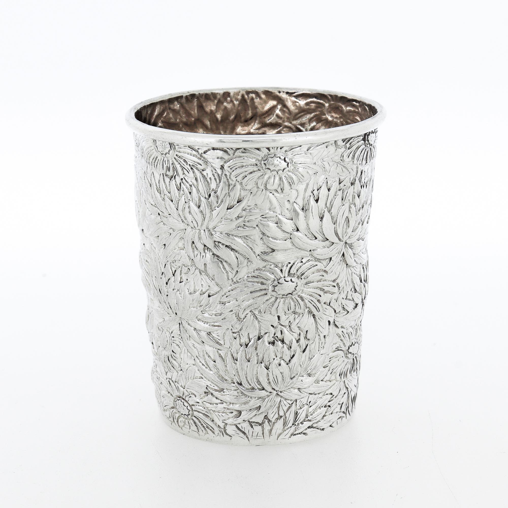 Antike signiert Wang Hing Chinesisch Export Silber Floral Repousse Tasse oder Becher im Angebot 6