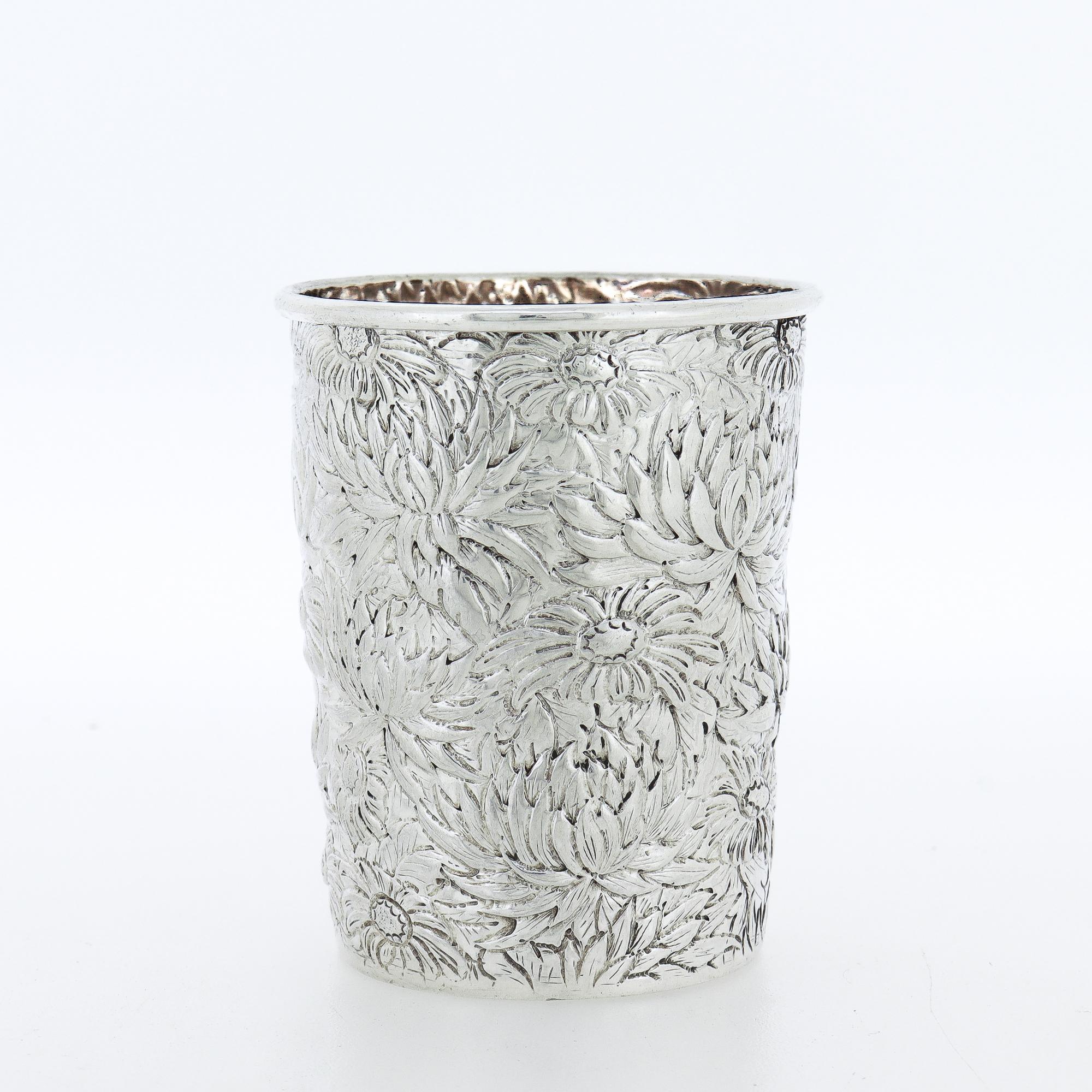 Antike signiert Wang Hing Chinesisch Export Silber Floral Repousse Tasse oder Becher im Angebot 7