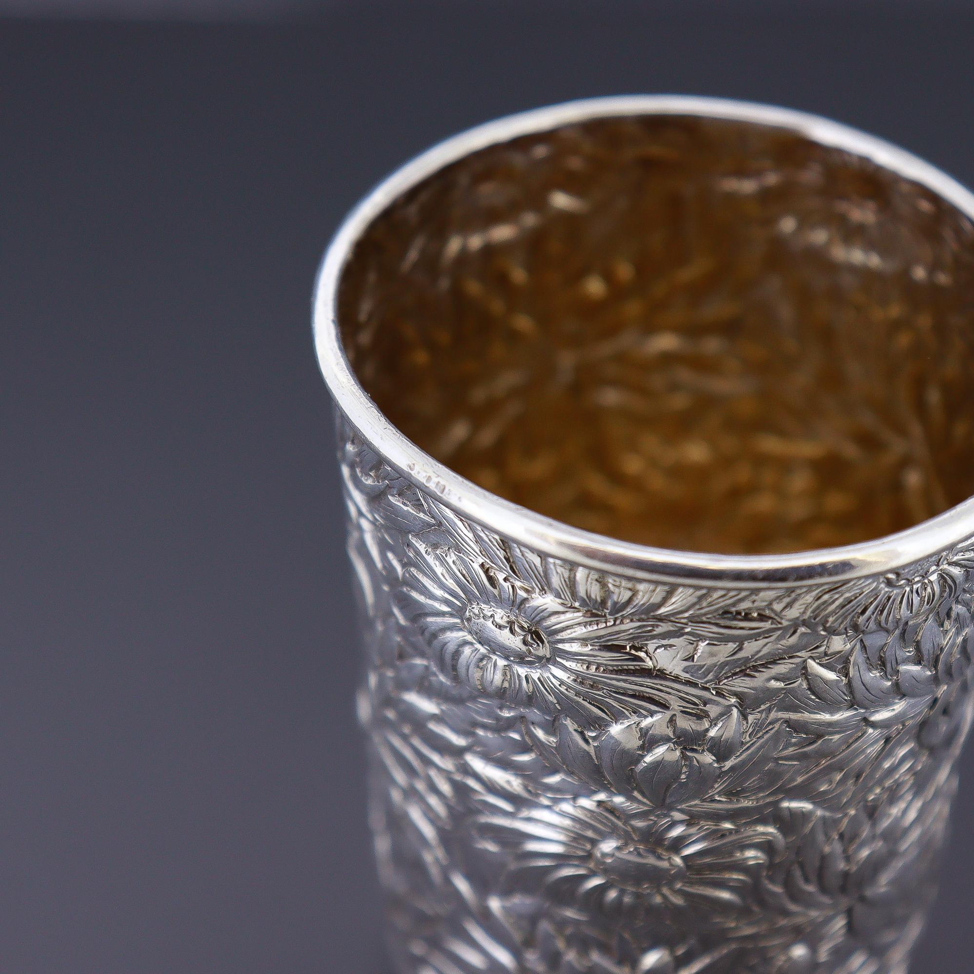 Antike signiert Wang Hing Chinesisch Export Silber Floral Repousse Tasse oder Becher im Angebot 8