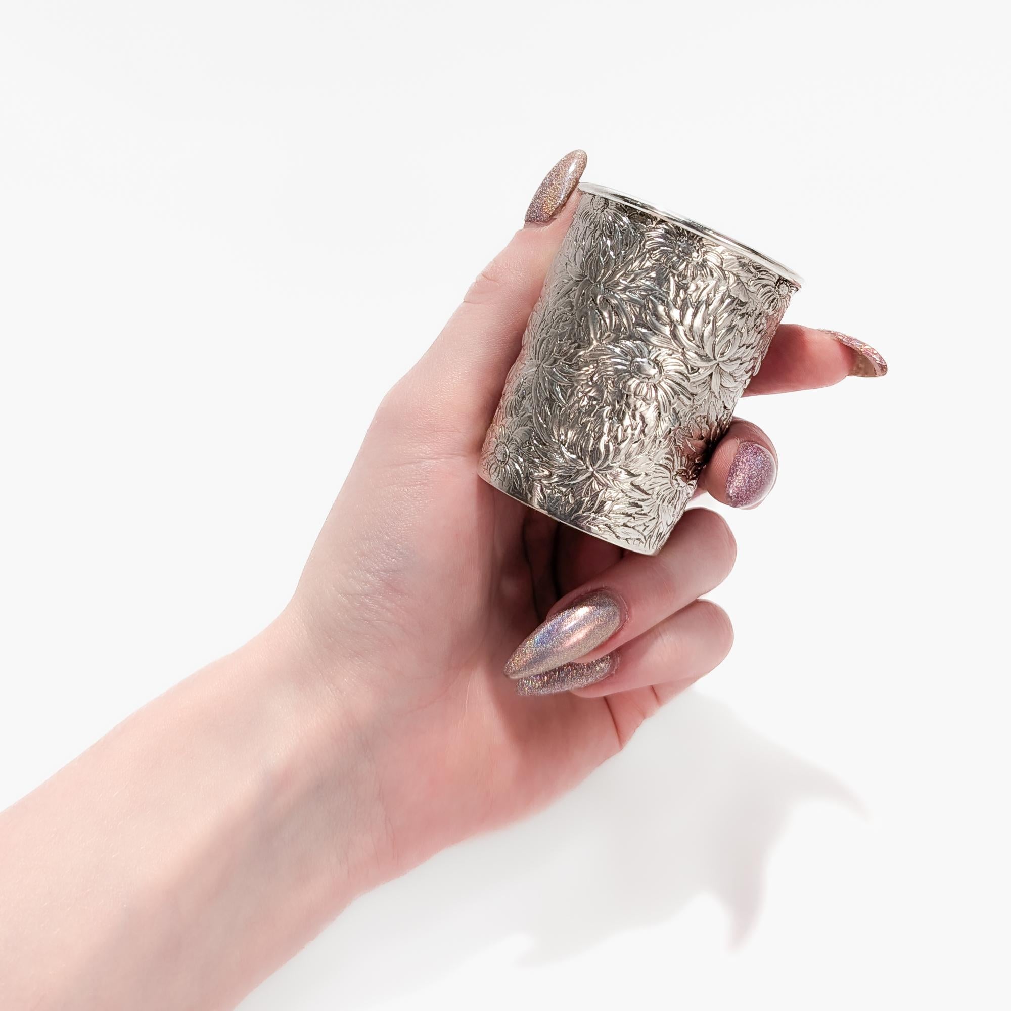 Eine feine chinesische Export Silber Tasse.

Von Wang Hing.

Aus .900er Silber.

Die gesamte Außenseite des Bechers ist mit floralem Repoussierdekor versehen.

Mit einem Monogramm in Schreibschrift 'B' auf dem Sockel.

Vollständig auf dem Sockel