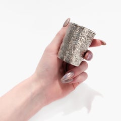 Coupe ou gobelet ancien signé Wang Hing Chinese Export Silver Floral Repousse Cup or Beaker