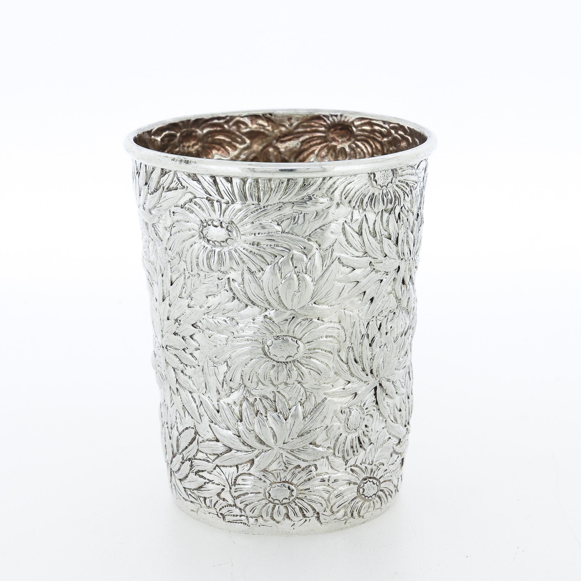 Antike signiert Wang Hing Chinesisch Export Silber Floral Repousse Tasse oder Becher (Chinesischer Export) im Angebot