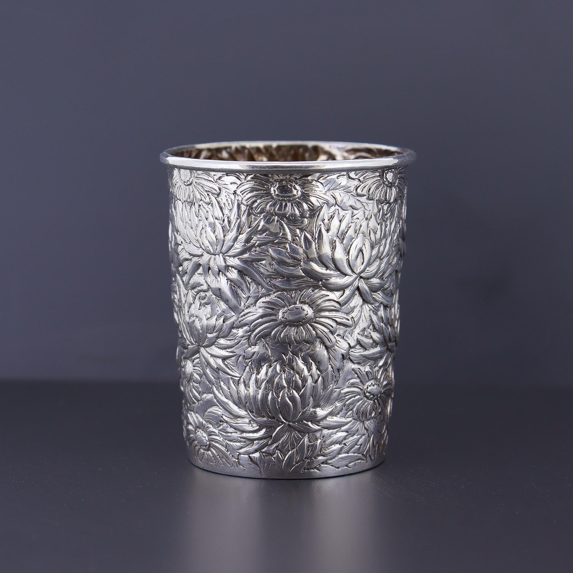 Antike signiert Wang Hing Chinesisch Export Silber Floral Repousse Tasse oder Becher im Zustand „Gut“ im Angebot in Philadelphia, PA