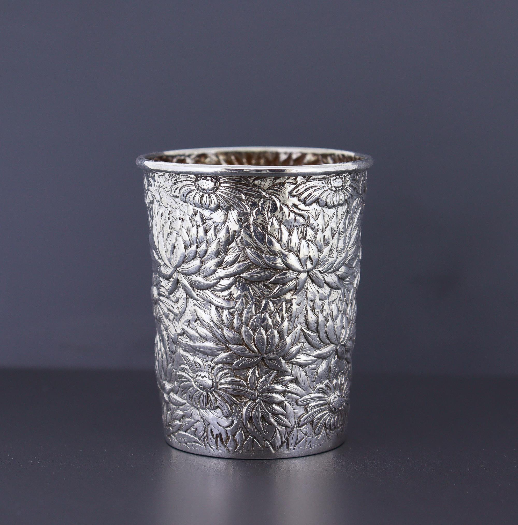 Antike signiert Wang Hing Chinesisch Export Silber Floral Repousse Tasse oder Becher (20. Jahrhundert) im Angebot