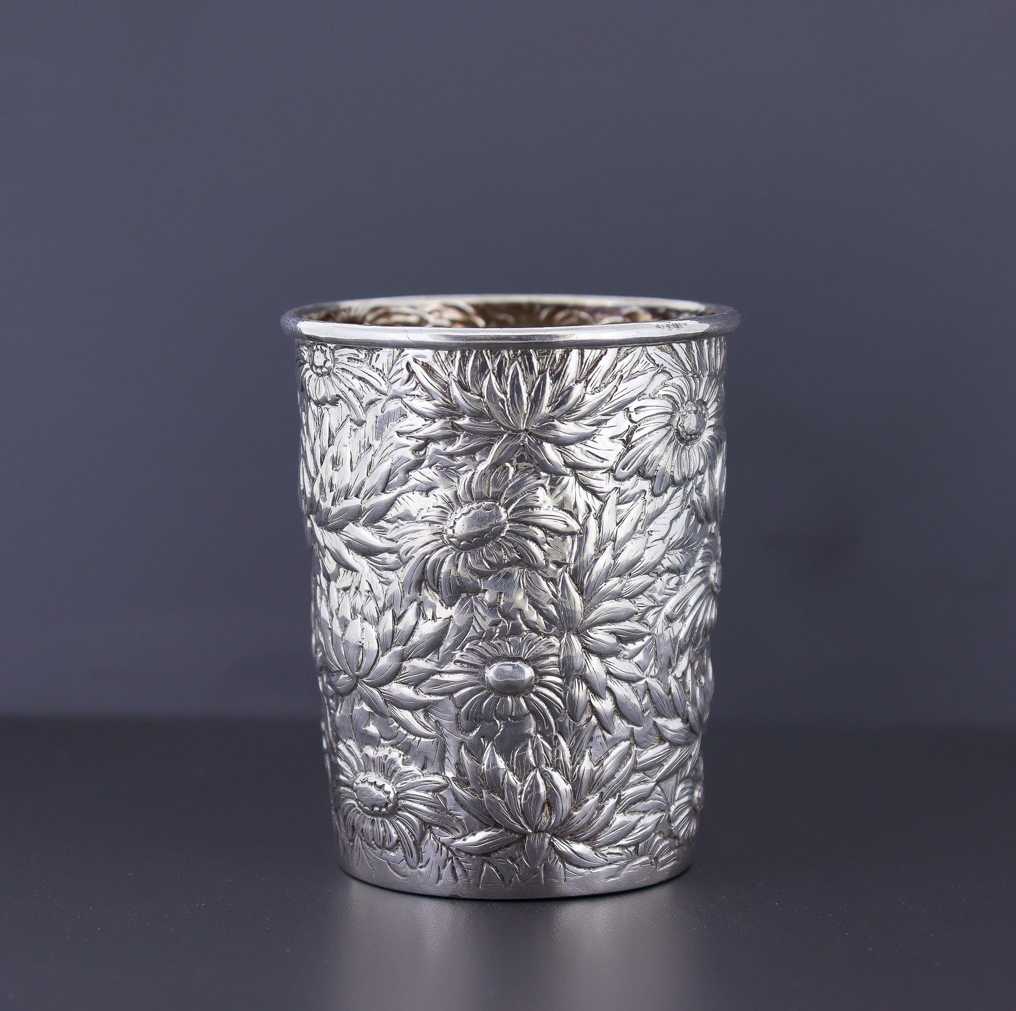 Antike signiert Wang Hing Chinesisch Export Silber Floral Repousse Tasse oder Becher (Sterlingsilber) im Angebot