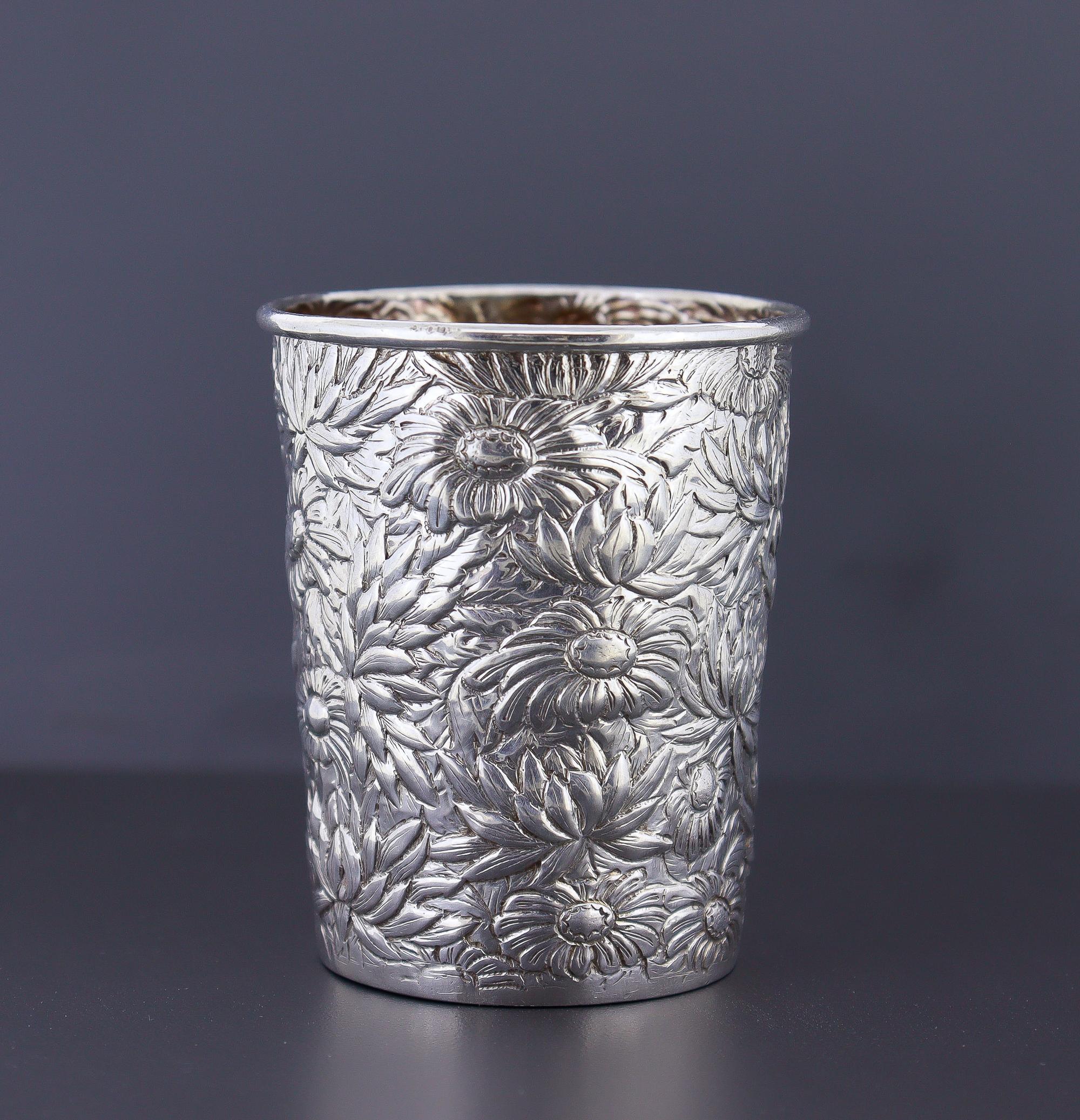 Antike signiert Wang Hing Chinesisch Export Silber Floral Repousse Tasse oder Becher im Angebot 1