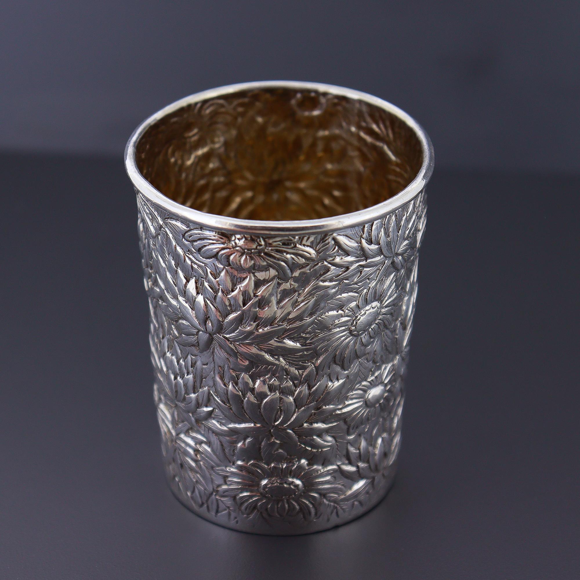 Antike signiert Wang Hing Chinesisch Export Silber Floral Repousse Tasse oder Becher im Angebot 2