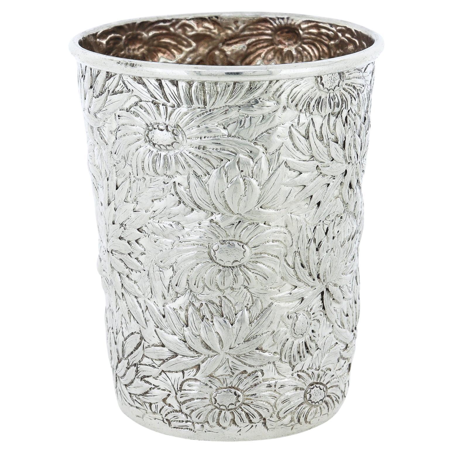 Antike signiert Wang Hing Chinesisch Export Silber Floral Repousse Tasse oder Becher im Angebot