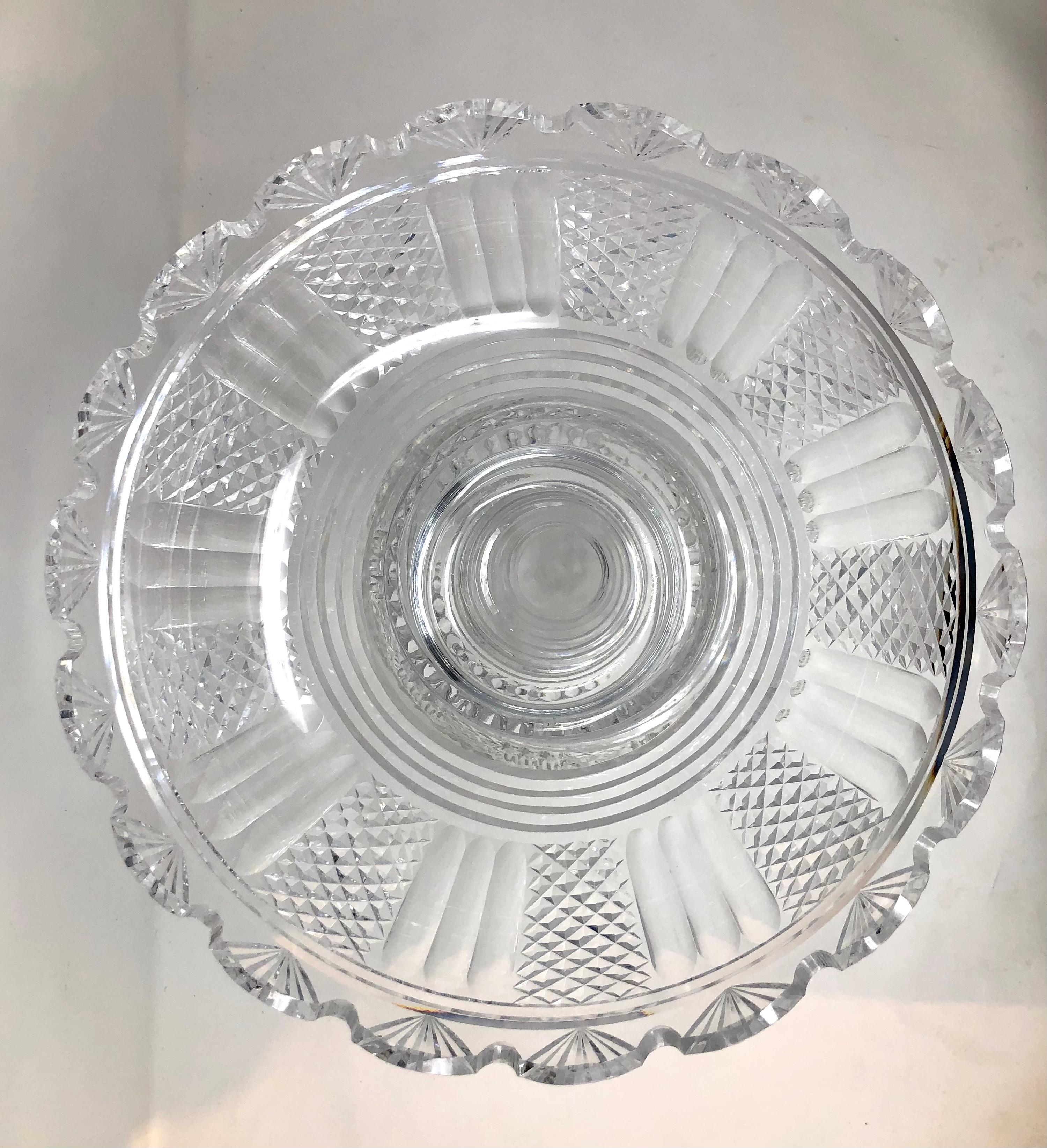 Antique zwaterford cut crystal punch bowl onStand, Circa 1920-1930.
Lovely cut crystal centerpiece, great for serving cocktails and punch, displaying flowers and fruit, or just entertaining in general!.