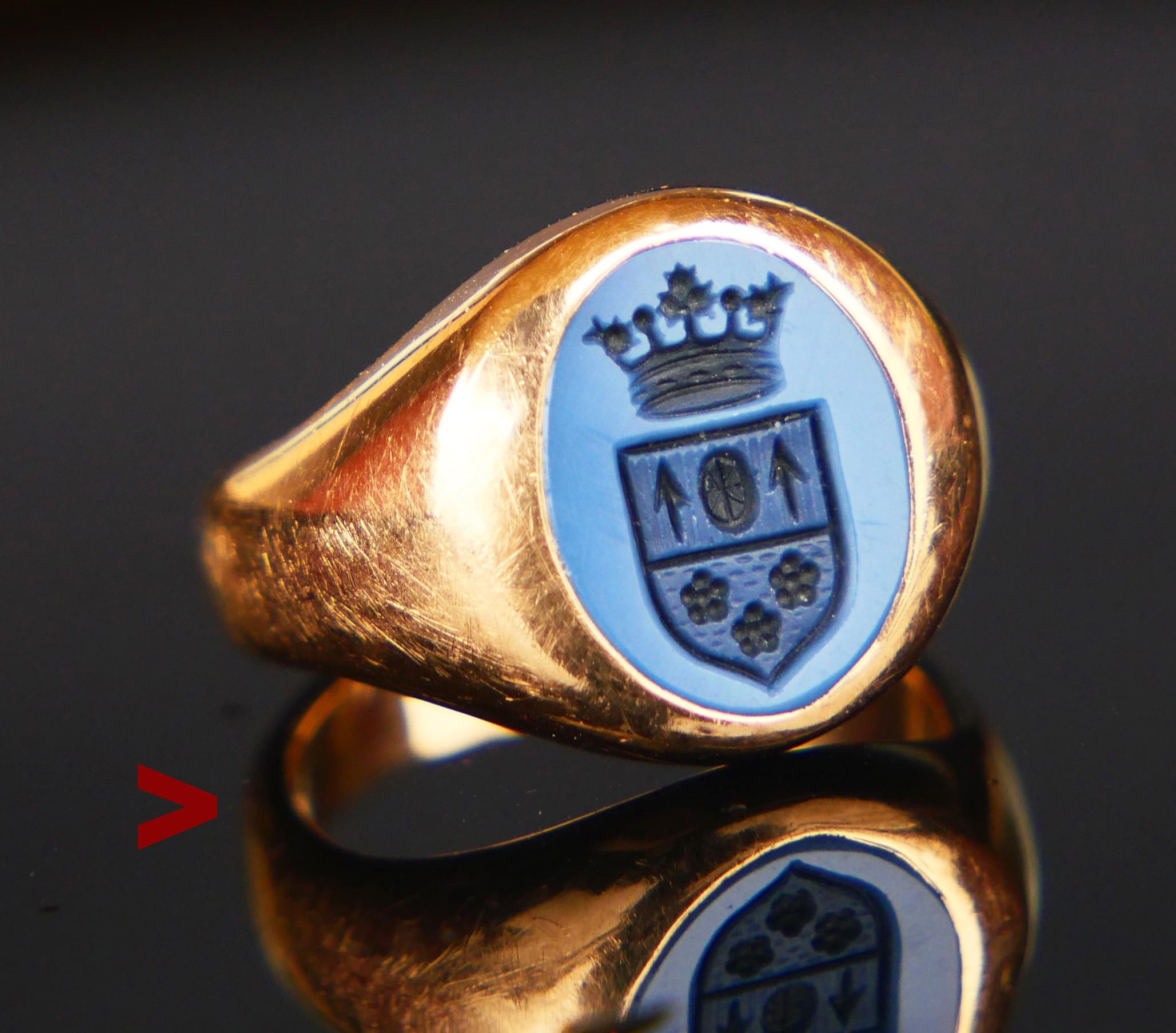 Bague ϟignet, fabriquée à la main vers les années 1900-1920 en or massif 18 carats, ornée d'une pierre naturelle de sardonyx à deux couches et d'un empalement héraldique gravé à la main. Intaglio de deux armoiries de familles nobles sous une