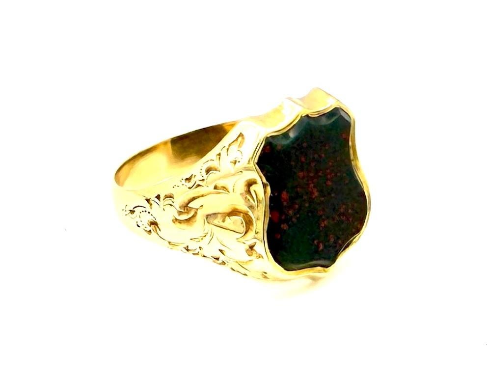 Victorien Bague de chevalière ancienne en or jaune 14 K Bloodstone Heliotrope en forme de bouclier en vente