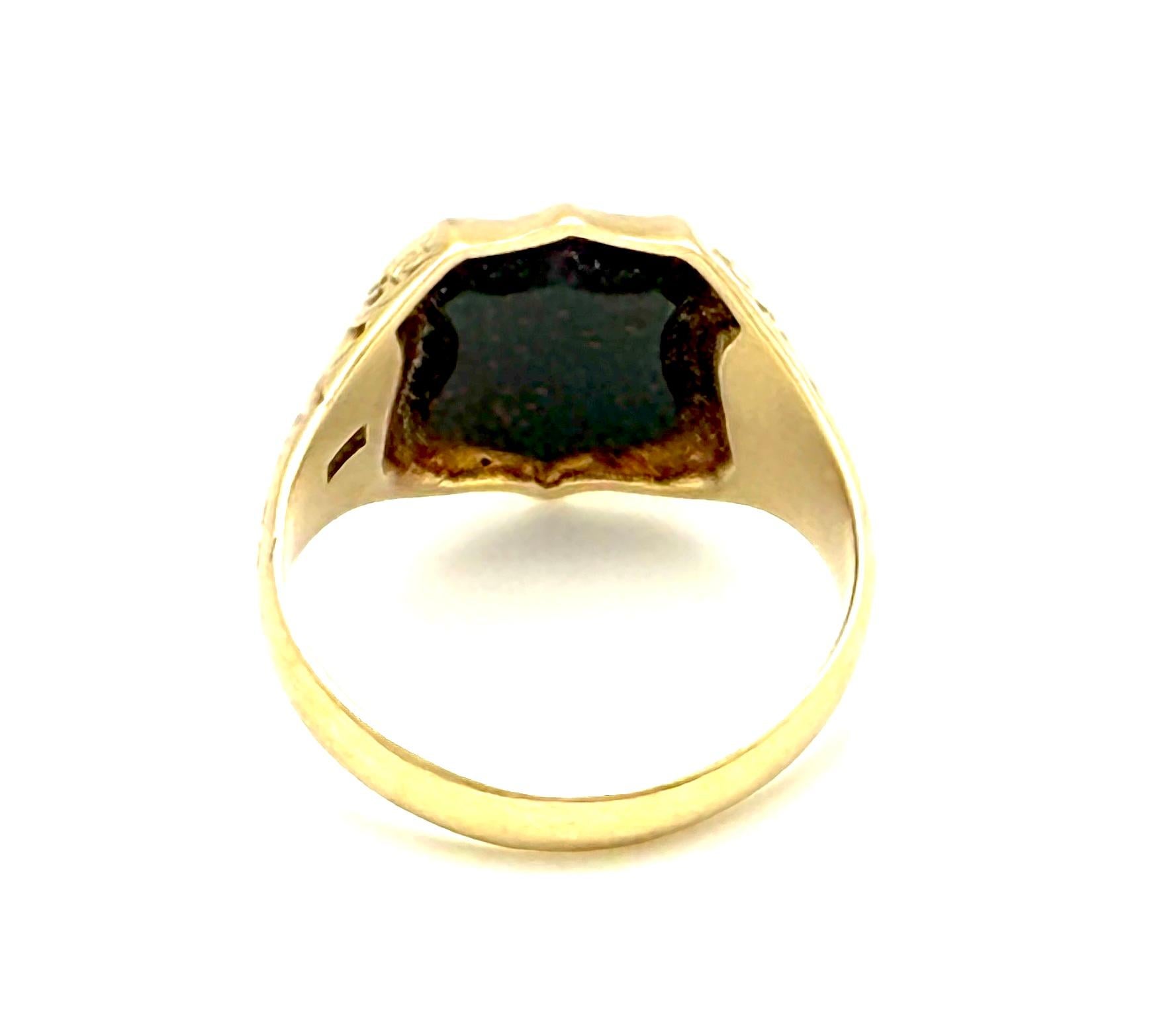 Bague de chevalière ancienne en or jaune 14 K Bloodstone Heliotrope en forme de bouclier Bon état - En vente à Munich, Bavaria