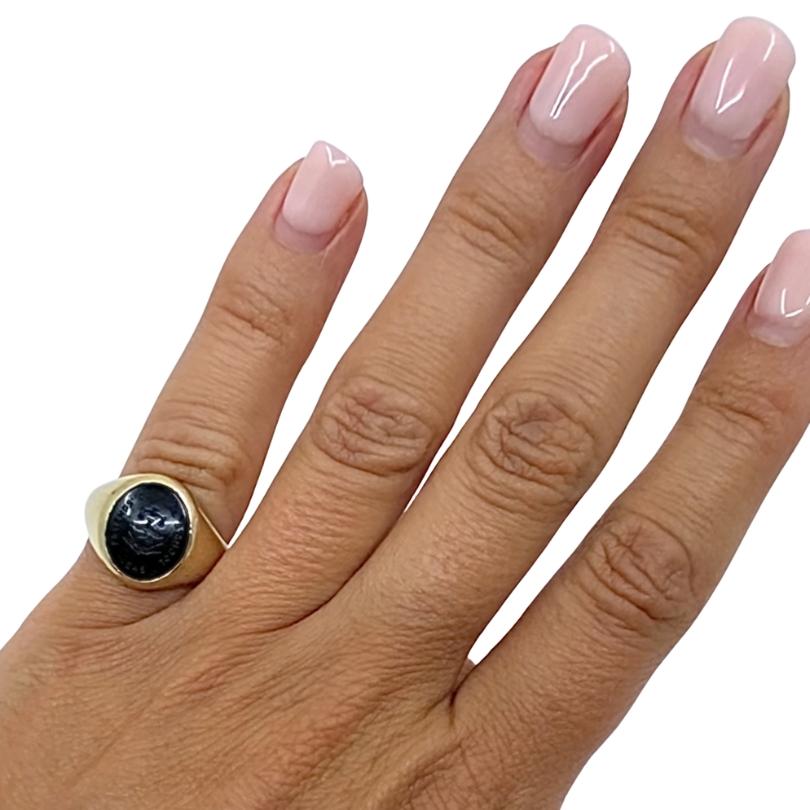 DESIGNER : Inconnu
MATERIALES : Or 10k
GEMSTONE : Cornaline
Poids : 6,5 grammes
TAILLE DE L'ANNEAU : 5.75
MESURES : Pierre - 3/8