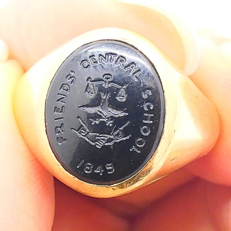 Taille mixte Bague chevalière ancienne en cornaline sculptée Or 10k en vente