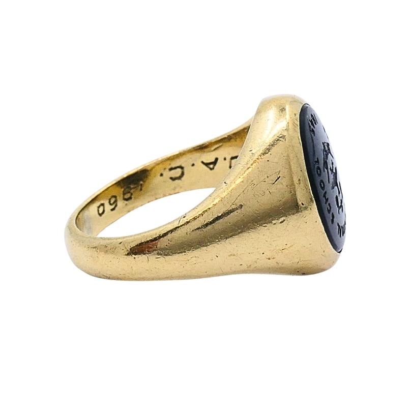 Bague chevalière ancienne en cornaline sculptée Or 10k Unisexe en vente