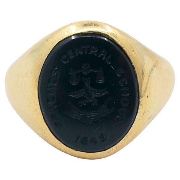 Bague chevalière ancienne en cornaline sculptée Or 10k en vente