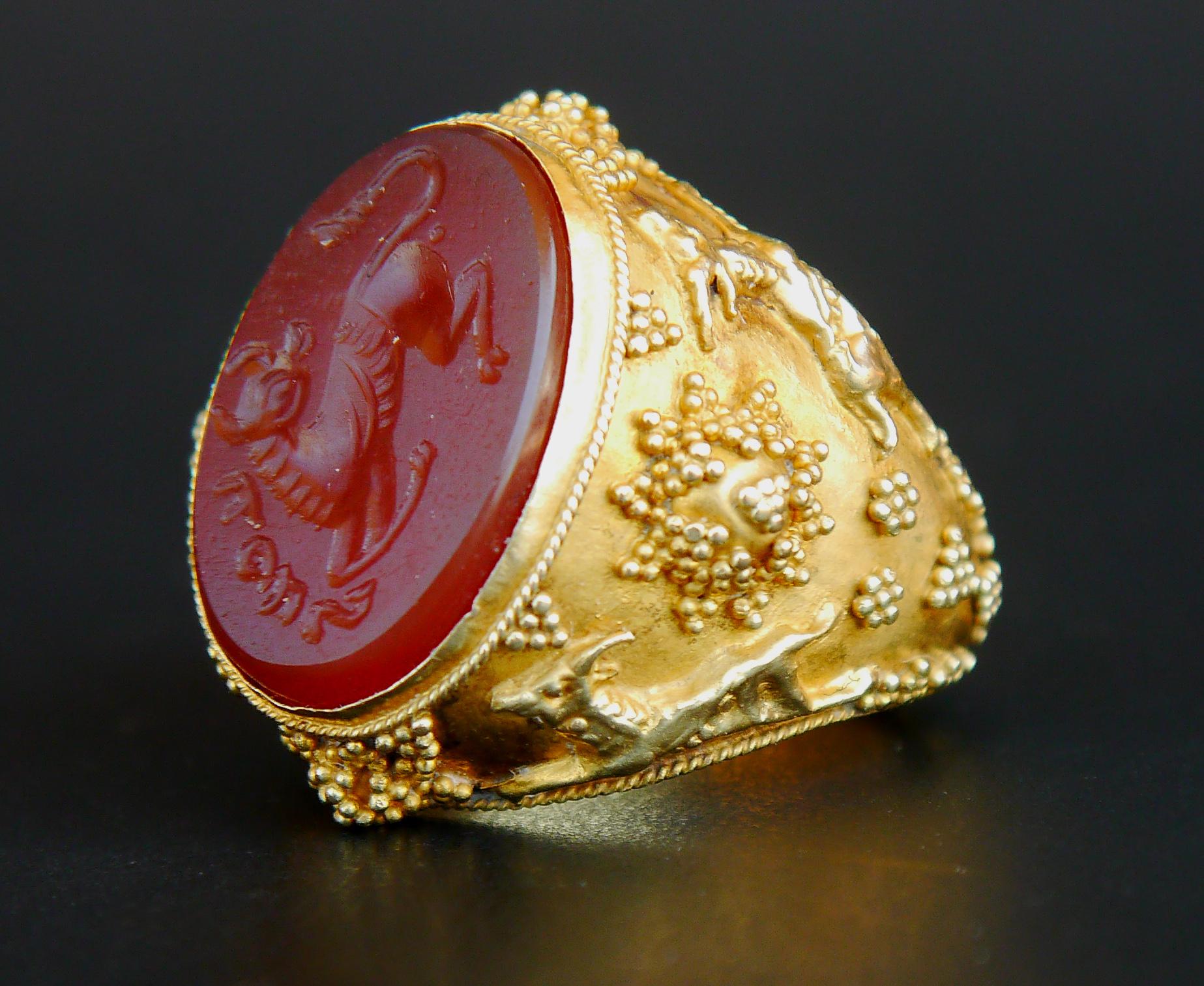 Women's or Men's Antique Signet Ring Intaglio Bull Taurus Carnelian 18K Yellow Gold ØUS7/12.3gr For Sale