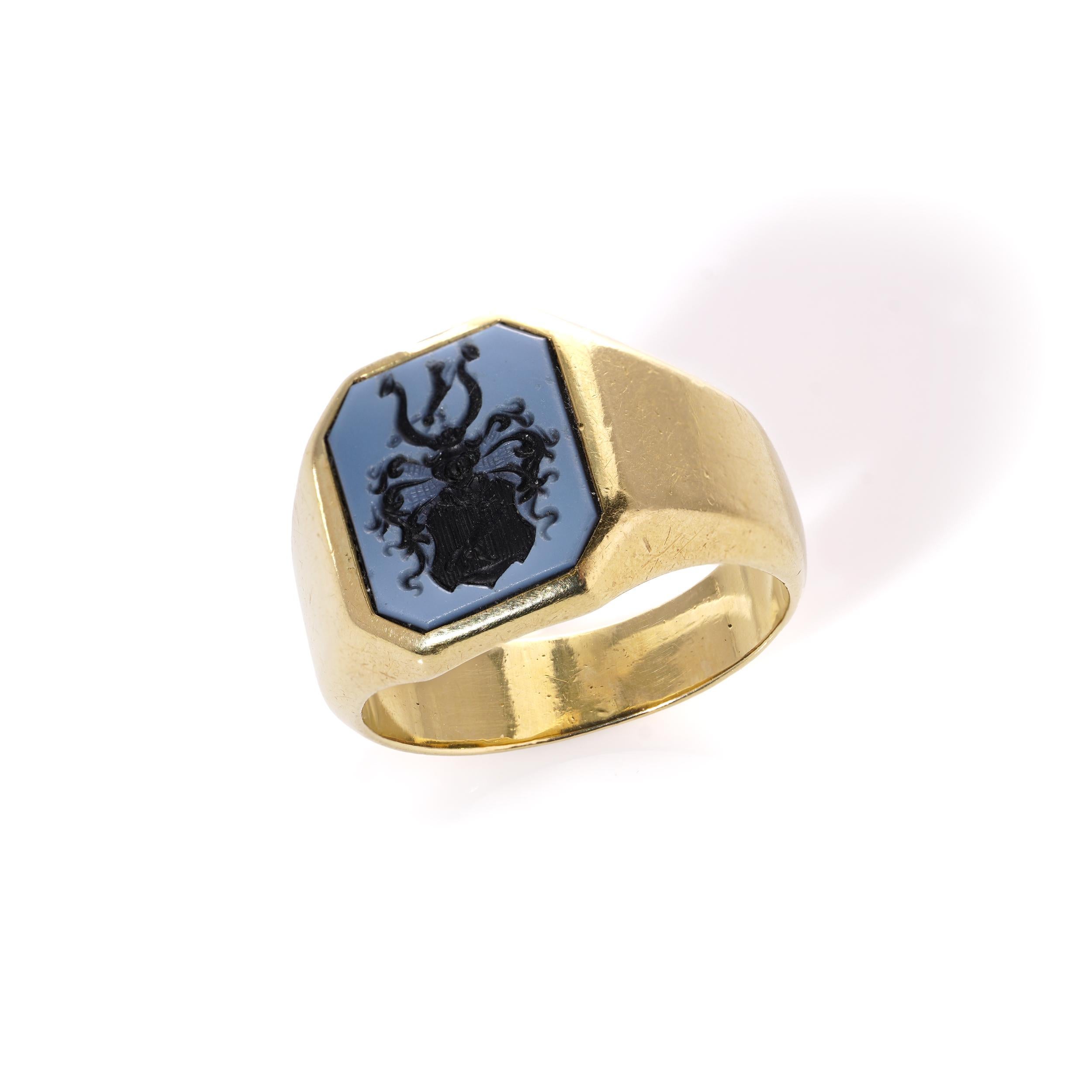 Antique signet ring with a family crest with carved sardonyx intaglio.

Dimensions -
Ring Size: 2.4 x 2.4 x 1.4 cm
Finger Size (UK) = S (EU) = 60 (US) = 9.5

Weight: 12.7 grams

Condition: Pre-owned, minor signs of usage, otherwise good condition
