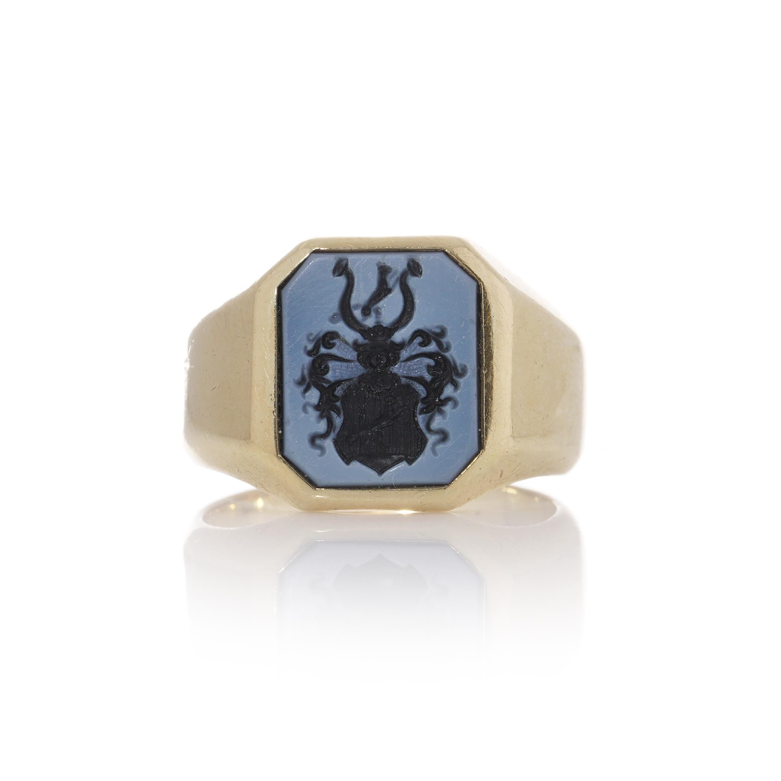 Antique signet ring with a family crest with carved sardonyx intaglio In Good Condition For Sale In Braintree, GB