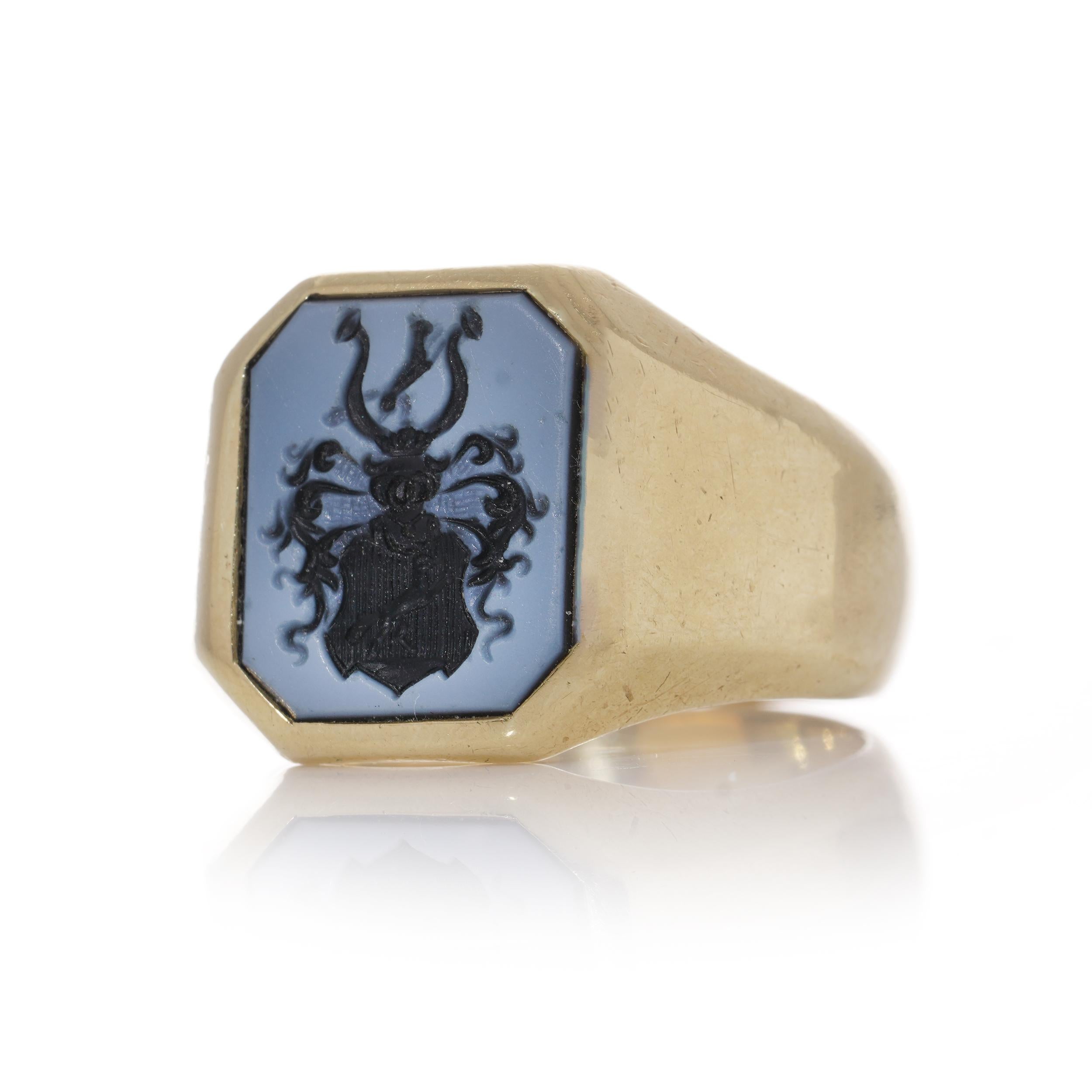 Antique signet ring with a family crest with carved sardonyx intaglio For Sale 3