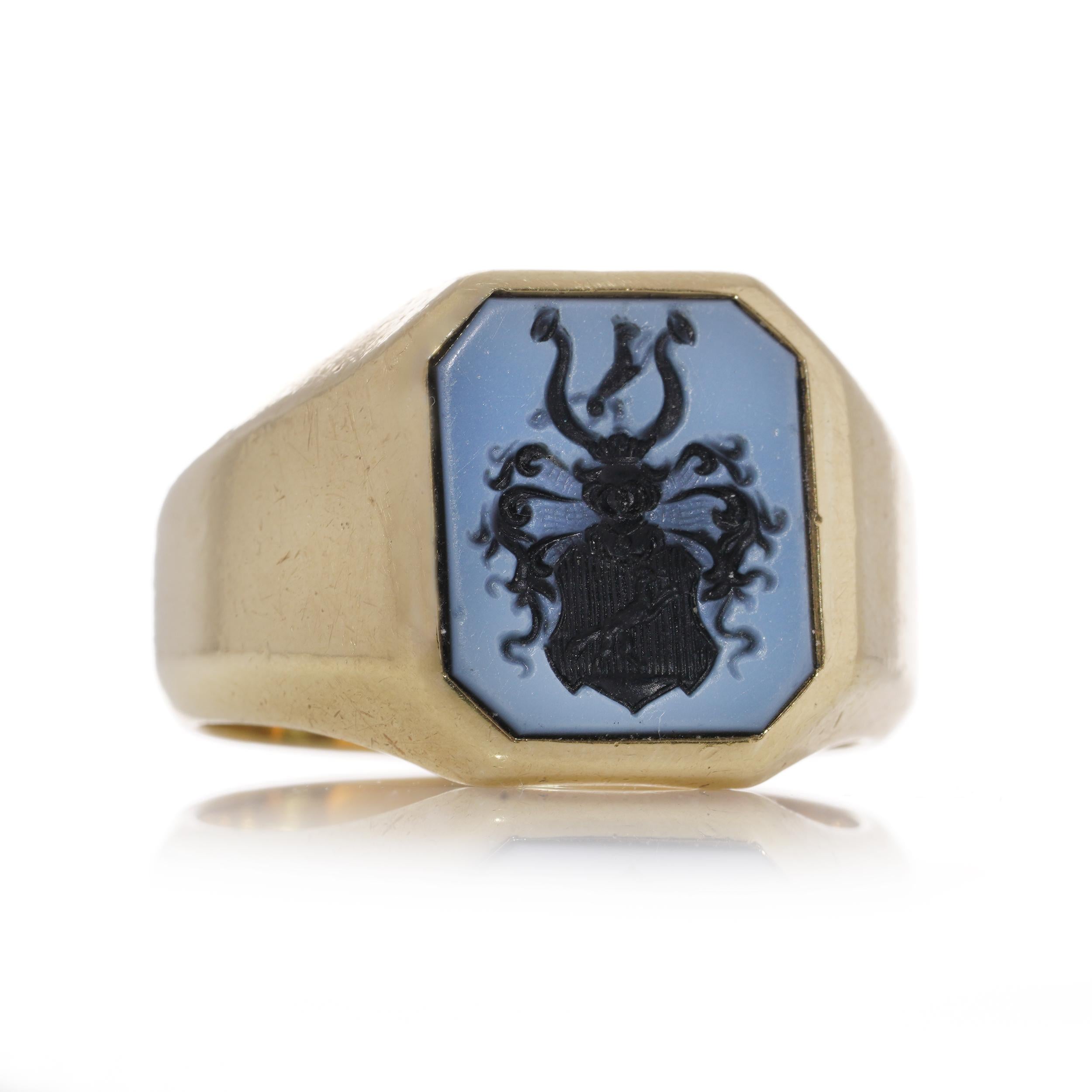 Antique signet ring with a family crest with carved sardonyx intaglio For Sale 5