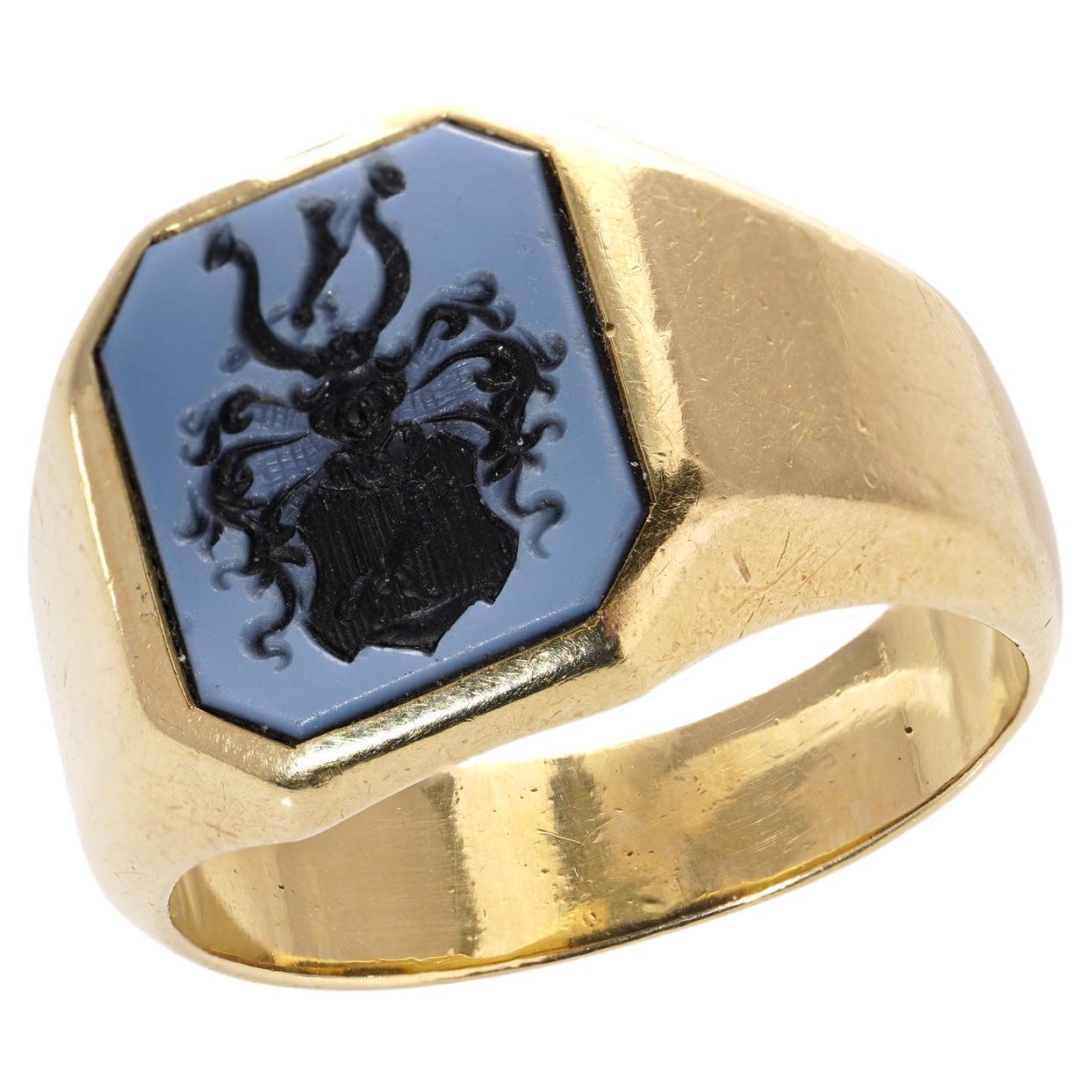 Bague sigillaire ancienne avec crête familiale et intaille en sardonyx sculpté