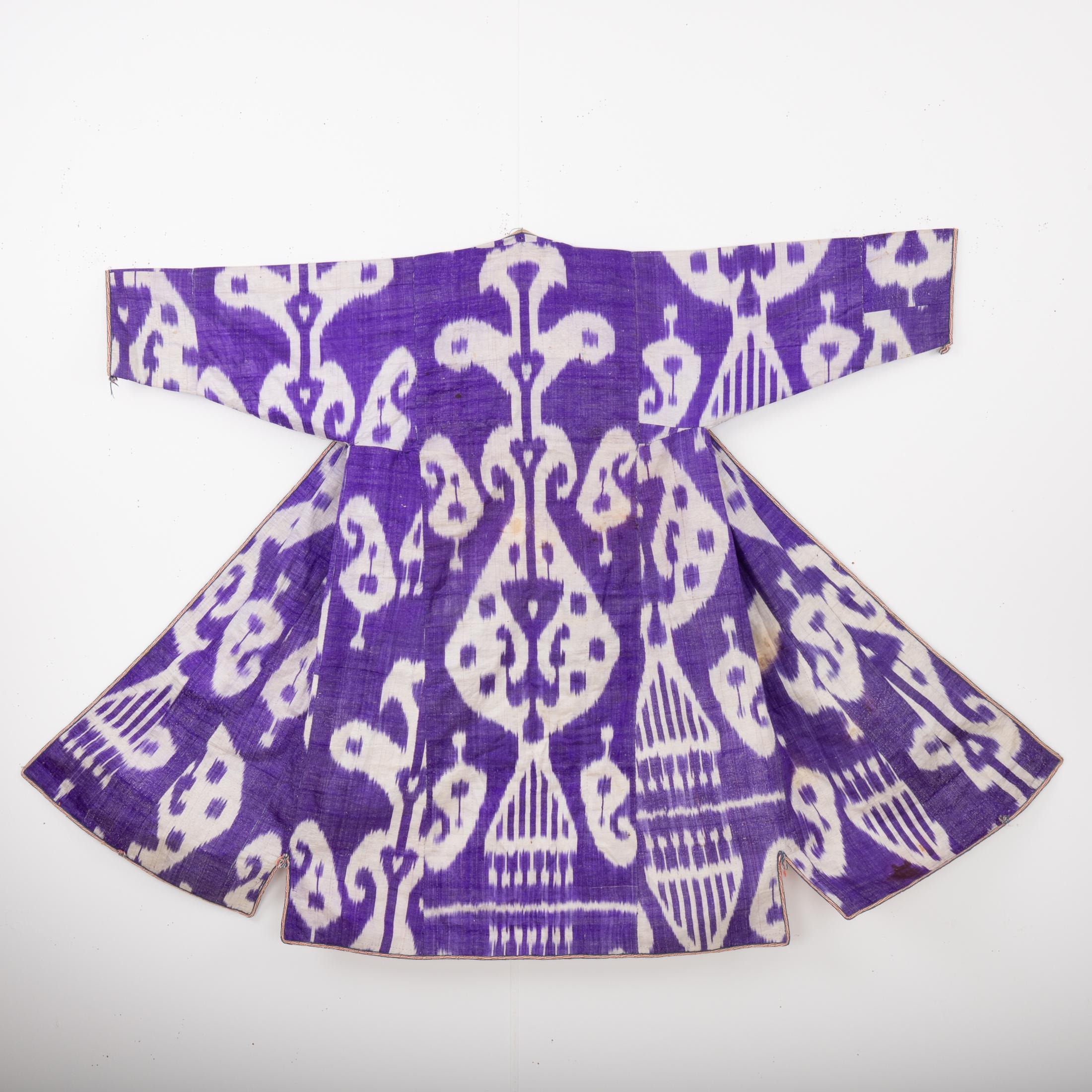 Ikat Chapan aus dem späten 19. Jh. in Usbekistan zeigt eine raffinierte Kunst der damaligen Zeit.