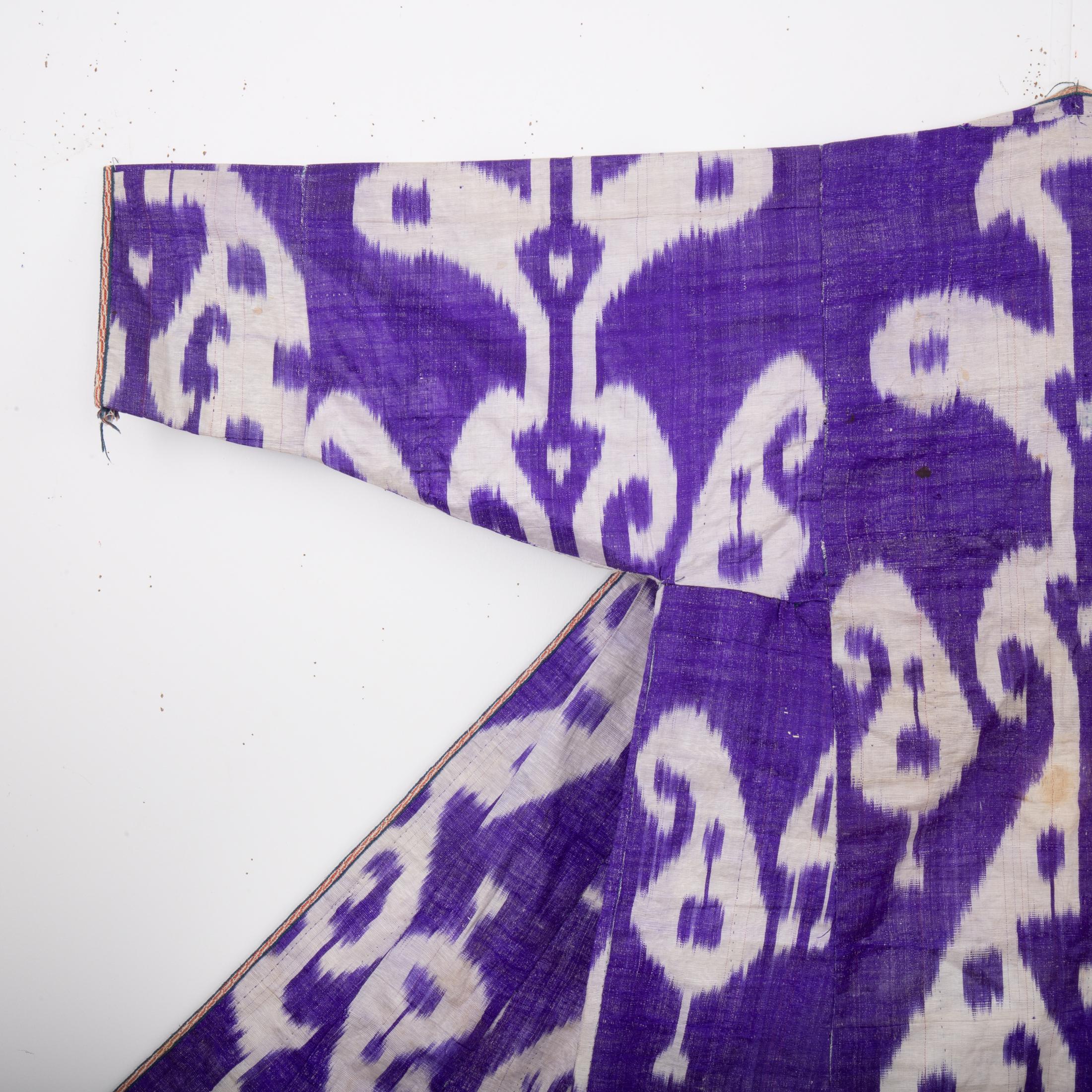 Antiker Ikat Chapan aus Seide und Baumwolle, Usbekistan, Ende 19. im Zustand „Relativ gut“ im Angebot in Istanbul, TR