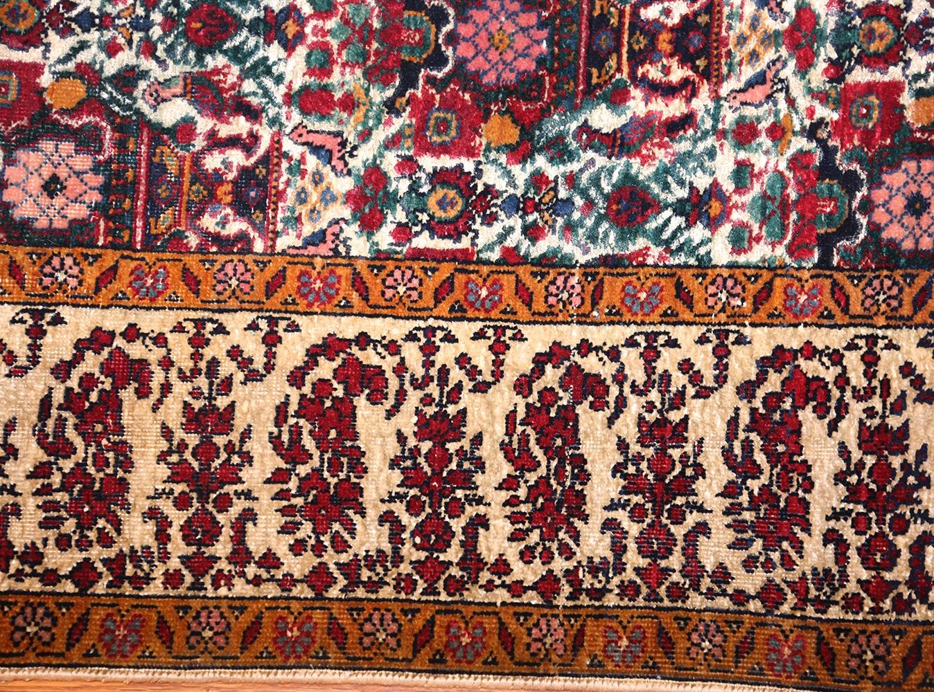 Antique Silk and Wool Persian Farahan Rug. 4 ft 1 in x 5 ft 10 in  In Good Condition For Sale In New York, NY