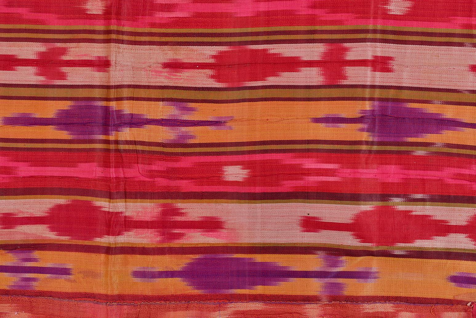 Très ancien Ikat en soie d'Asie centrale, doublé d'un lin d'origine, à poser sur un mur, un lit ou une table. Design particulier, faisant partie de ma collection personnelle.
(Prix intéressant pour les activités de clôture).
B/396.