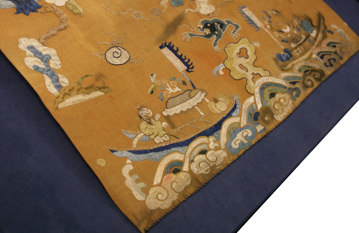 Chinois Textile ancien en soie à motifs chinois en soie, vers 1900 en vente
