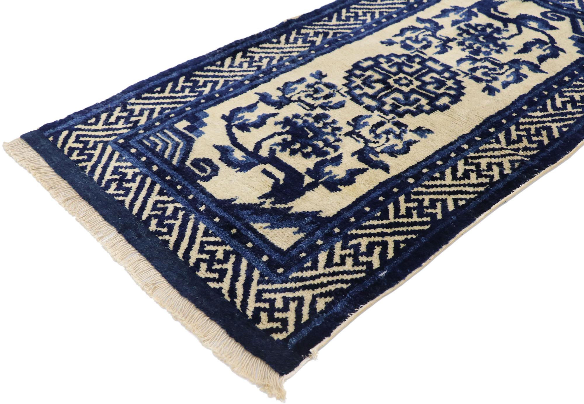 77773 antique Tapis chinois de Pékin en soie avec style Chinoiserie moderne 02'01 x 04'00. Ce tapis chinois ancien en soie noué à la main présente un médaillon ajouré arrondi au centre, entouré d'une rosette centrale. De gracieux motifs floraux
