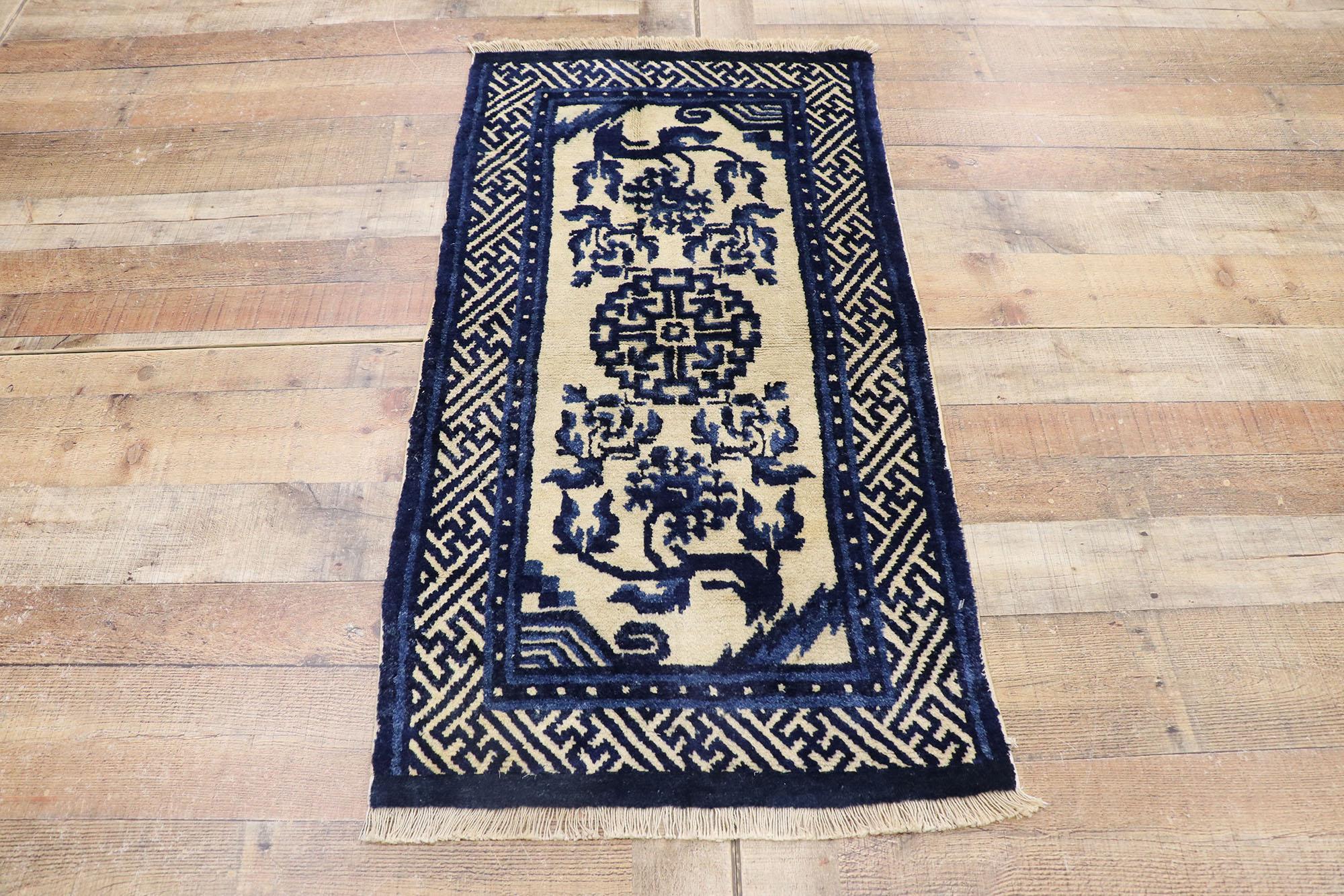 20ième siècle Tapis chinois pékinois ancien en soie avec style chinois moderne et chinoiserie en vente