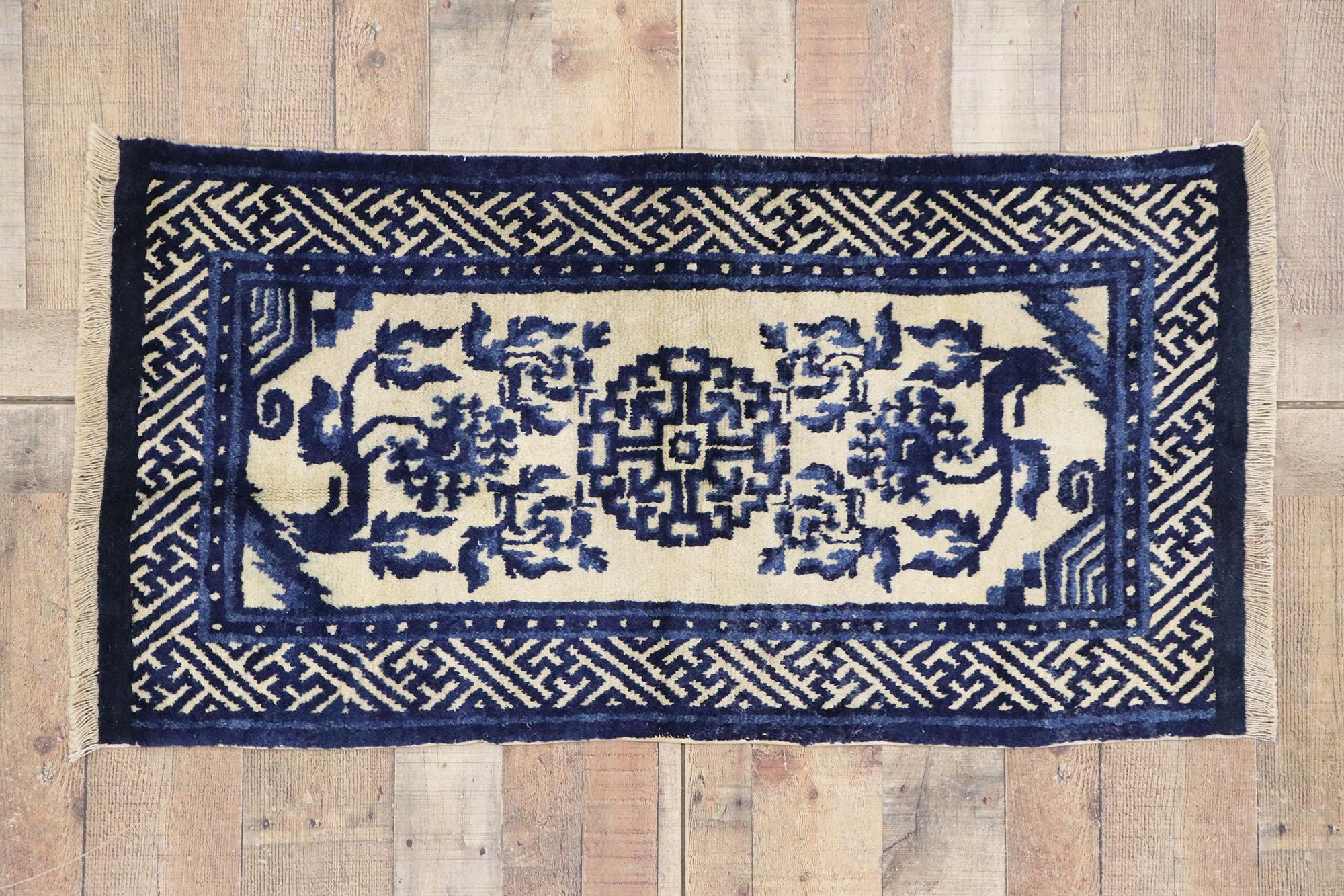 Soie Tapis chinois pékinois ancien en soie avec style chinois moderne et chinoiserie en vente