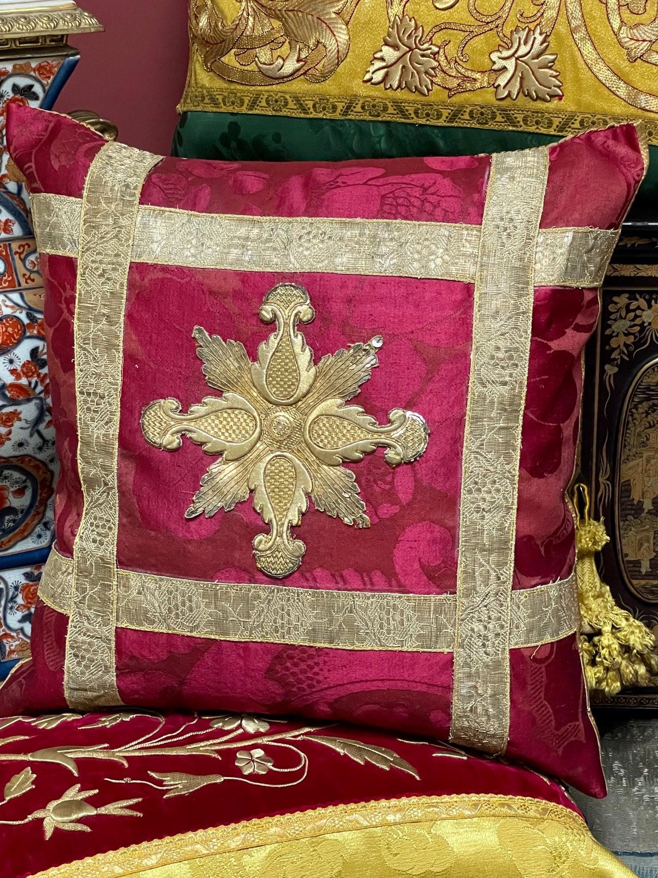 Almohada Hand Made a medida que incorpora antiguos tejidos antiguos

Damasco de seda color burdeos del siglo XVIII ,decorado con aplique central de orfebrería de principios del XIX ,dentro de cenefa de trenza de seda metálica del siglo