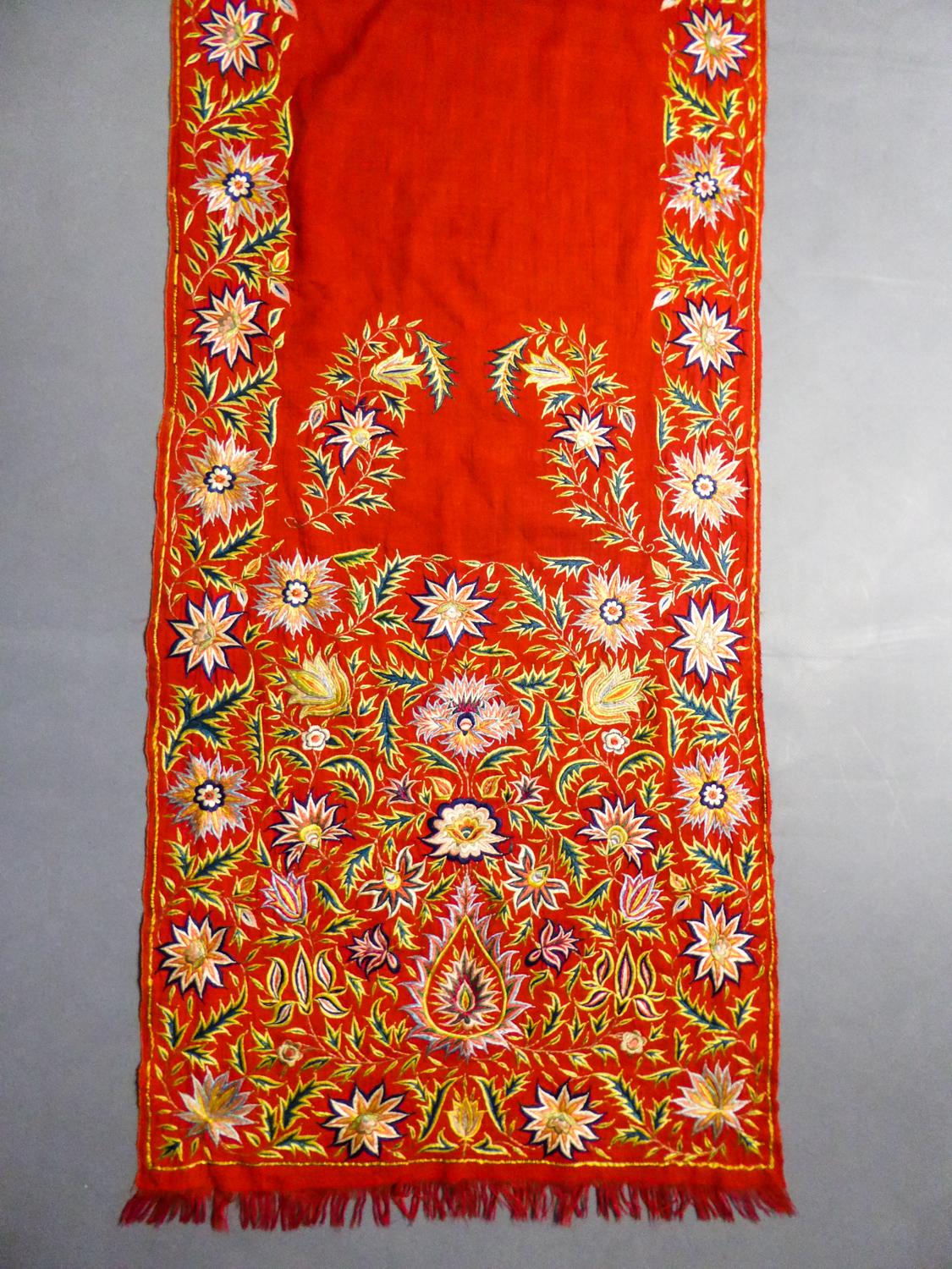 Antique Silk Embroidered Pashmina Stole - India for Export Circa 1830/1850 In Good Condition In Toulon, FR