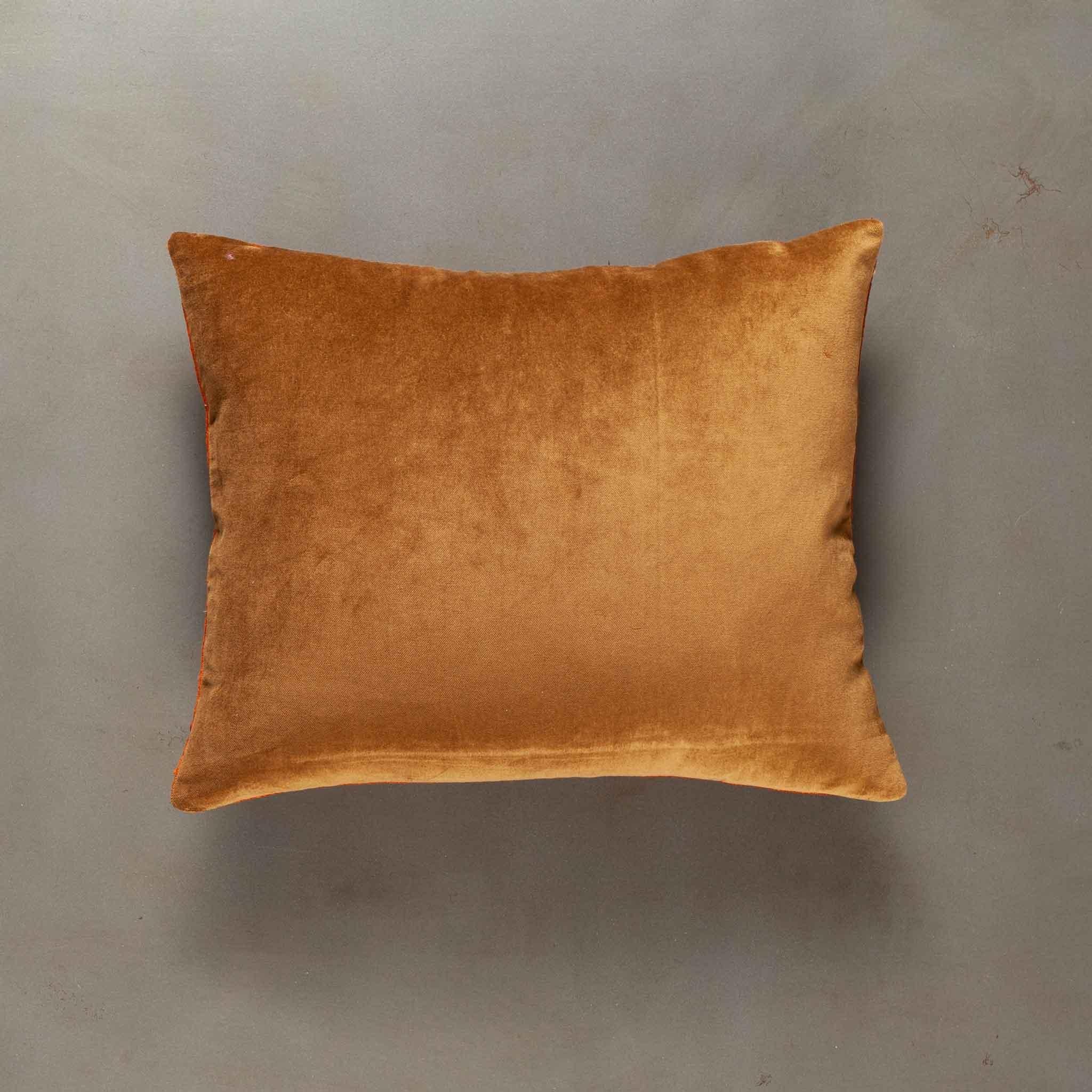Questo cuscino presenta uno squisito pannello ricamato a mano proveniente dall'Uzbekistan, risalente agli inizi del XX secolo. Il tessuto frontale è realizzato in pura seta, sia per il fondo che per i fili del ricamo, e mostra vivaci motivi floreali
