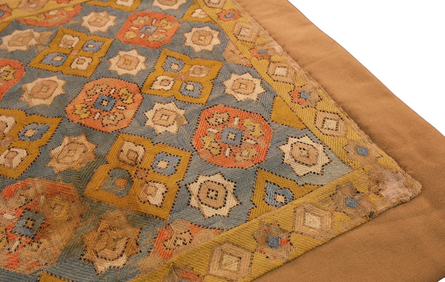 Antike Aserbaidschanische Seidenstickerei mit himmelblauem Hintergrund-Textil, 18. Jahrhundert (Sonstiges) im Angebot